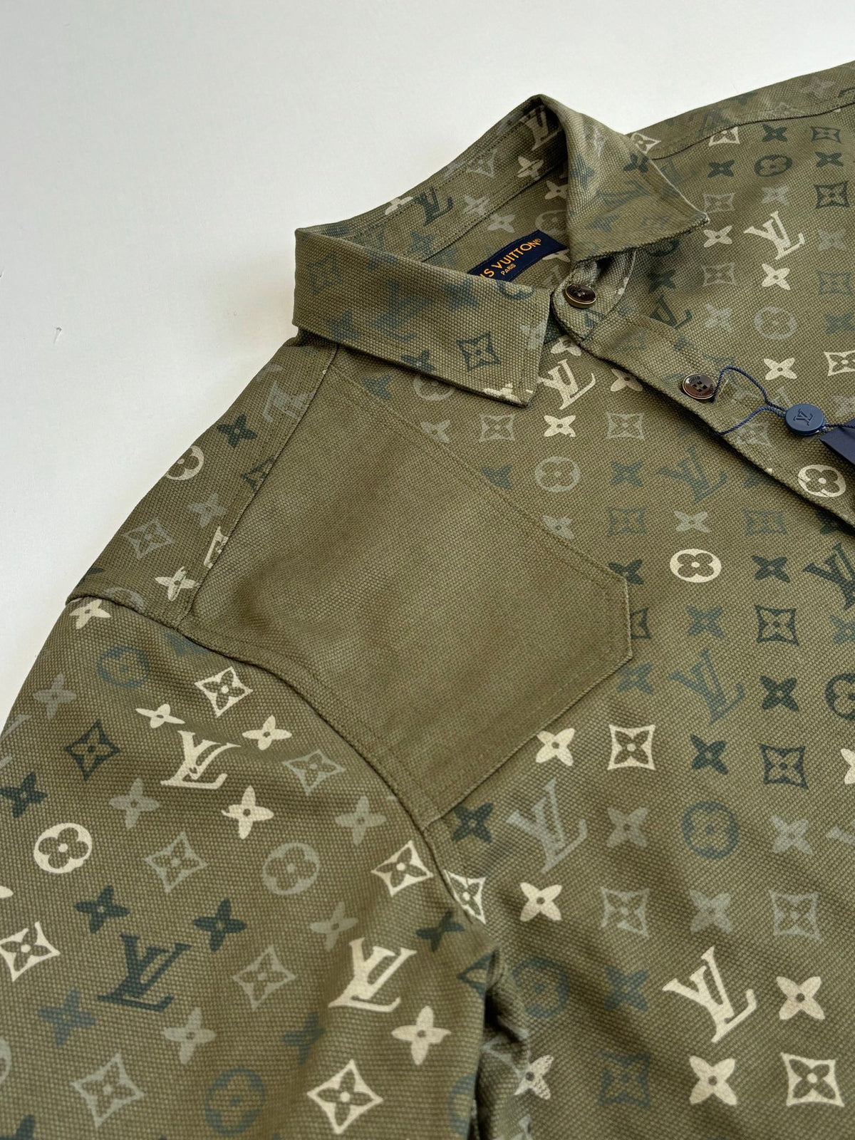 Full printed camouflage pointed collar long sleeved shirt