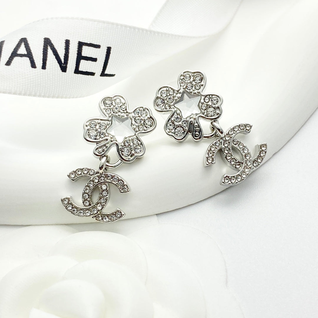 Four leaf clover pentagram ⭐ ear stud