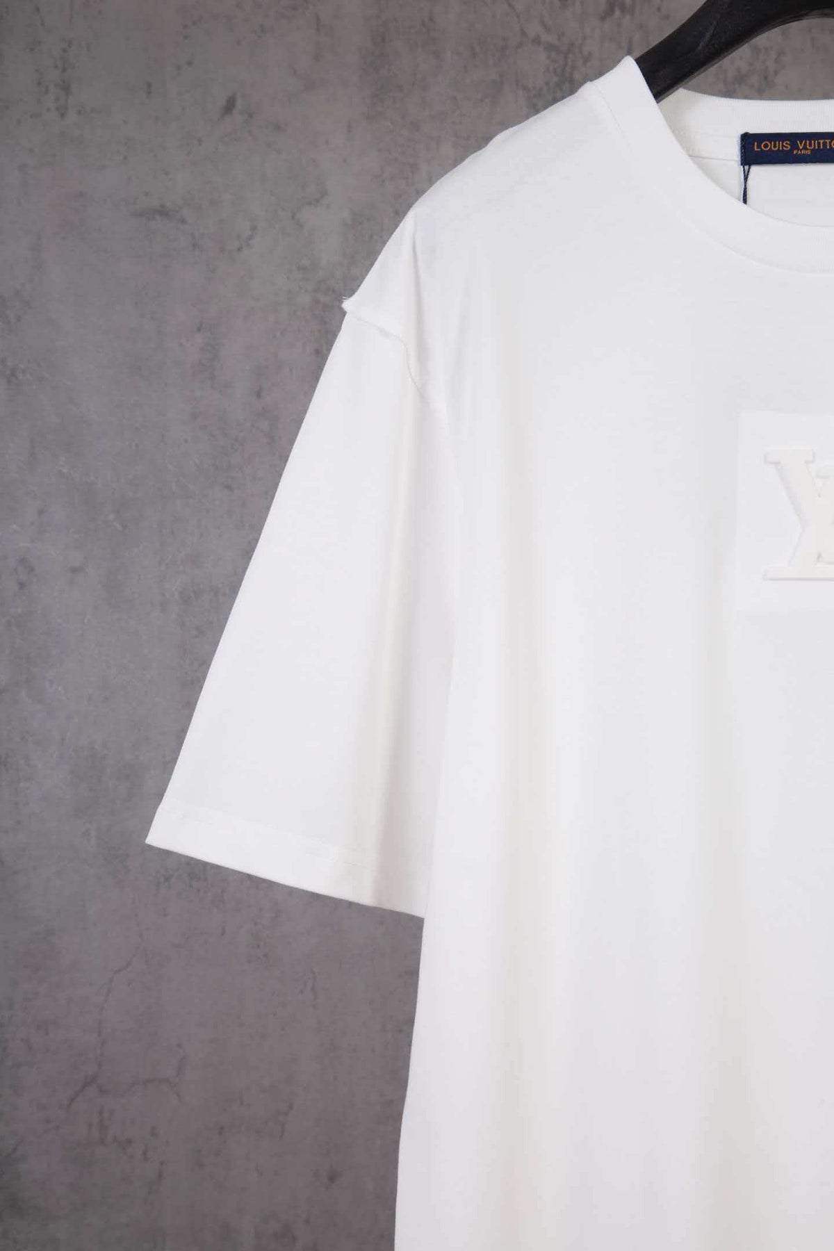 Embossed embossed short sleeved T-shirt