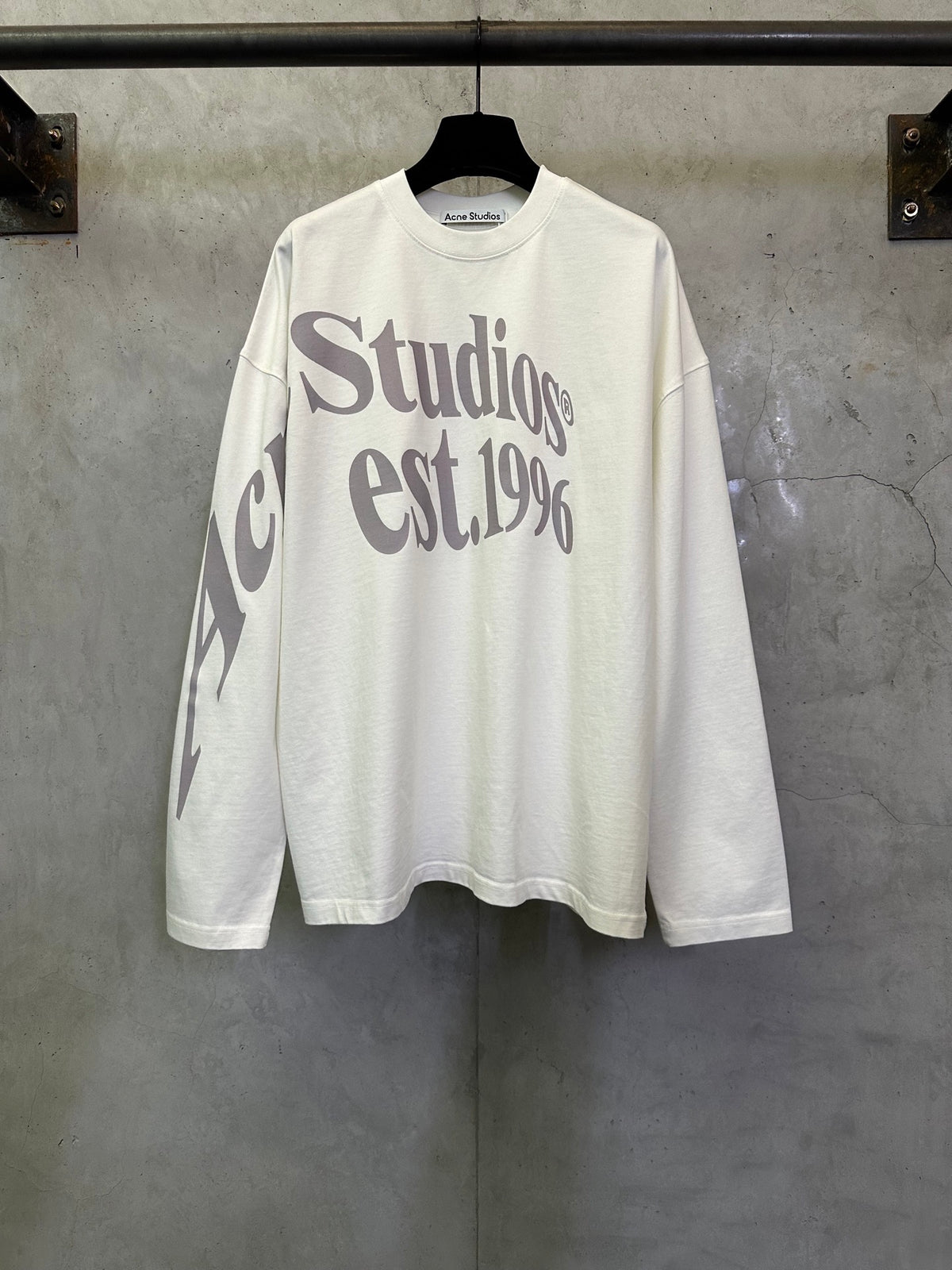 Large letter logo long sleeved T-shirt