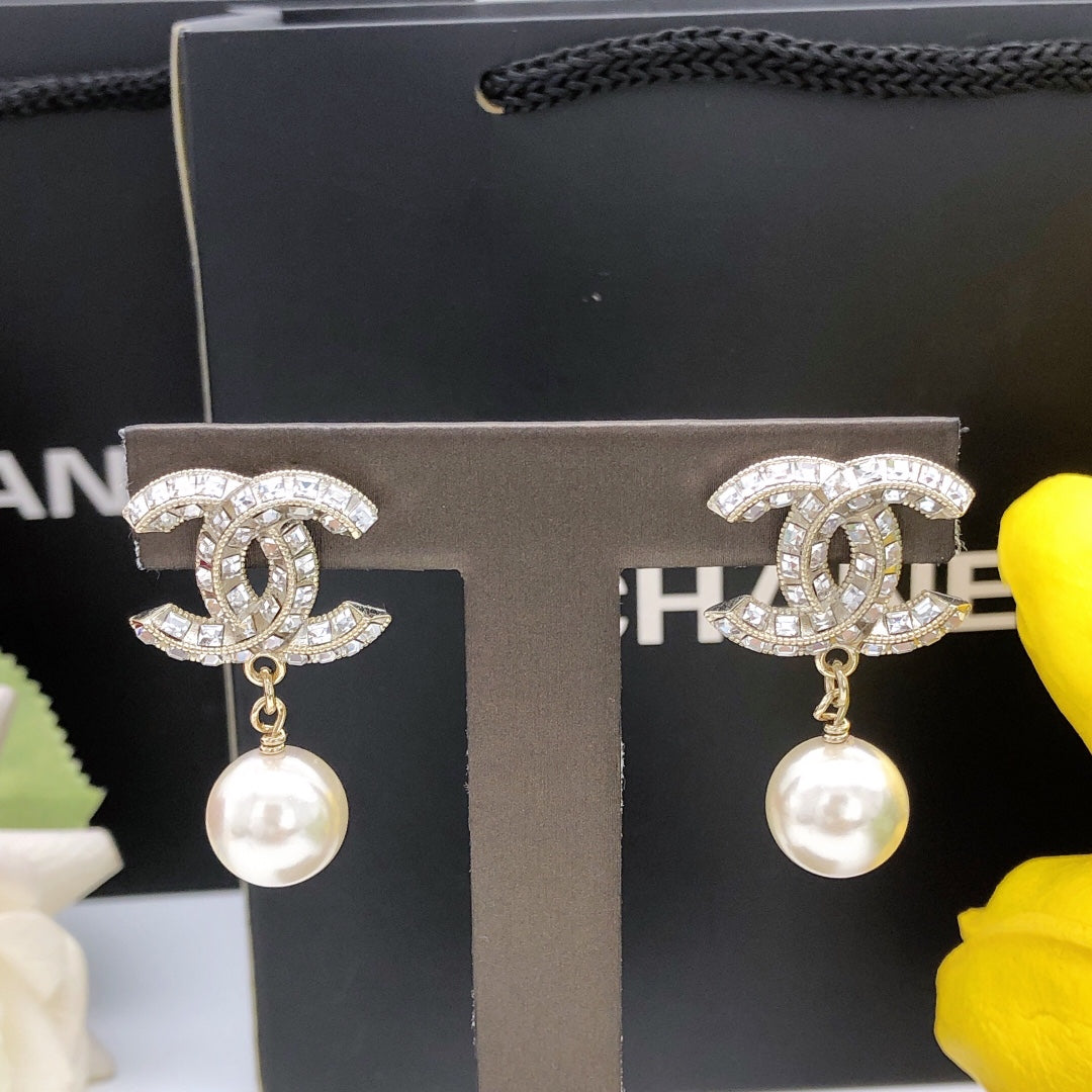 Hanging pearl earrings