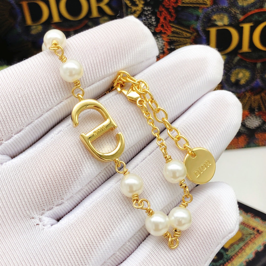 Pearl bracelet smooth surface