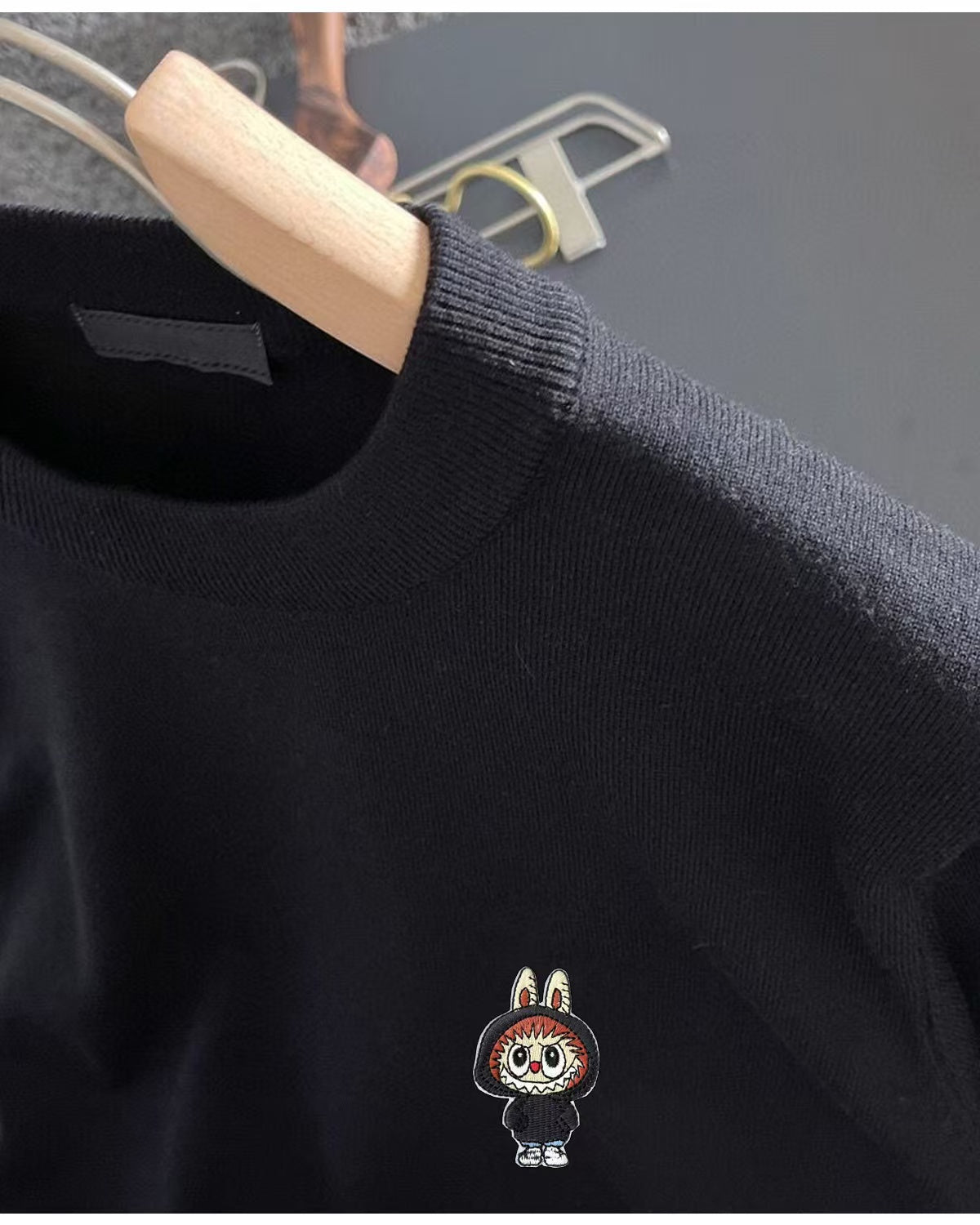 New embroidered round neck sweater