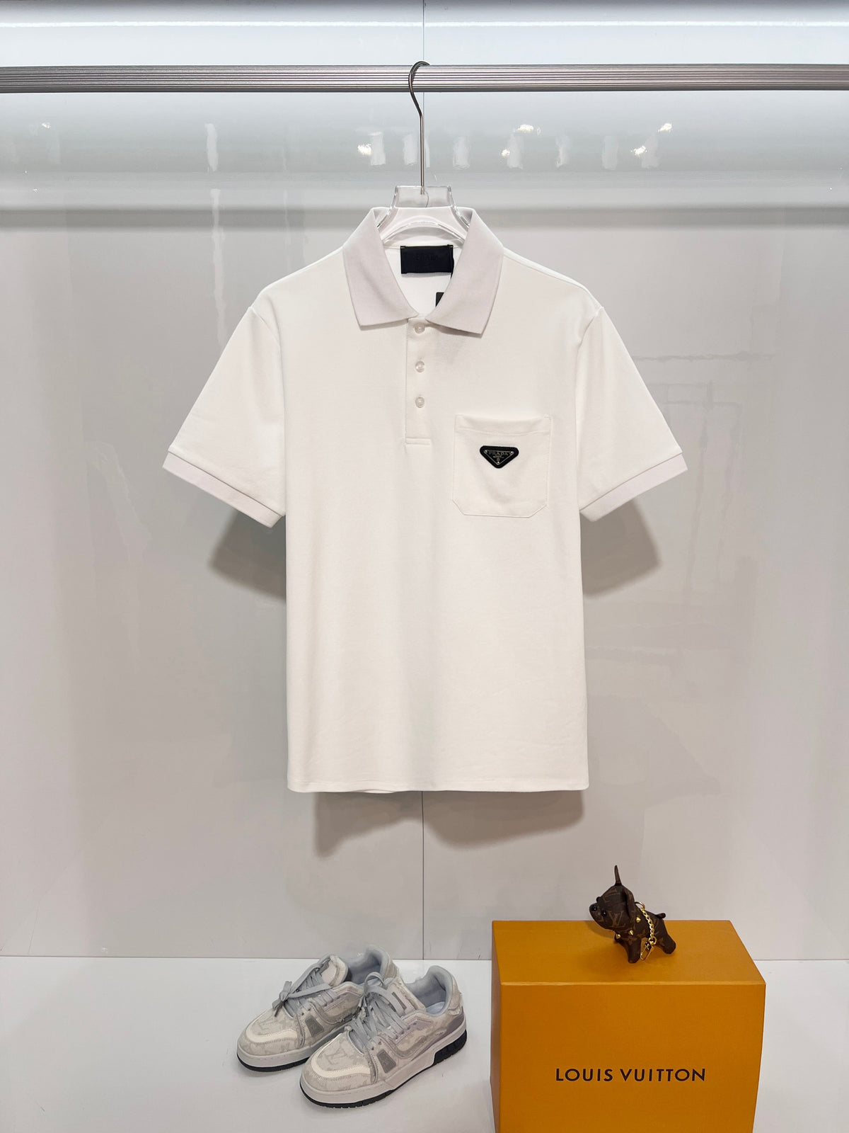 Chest pocket with metal triangle logo, leather seal, letter polo shirt