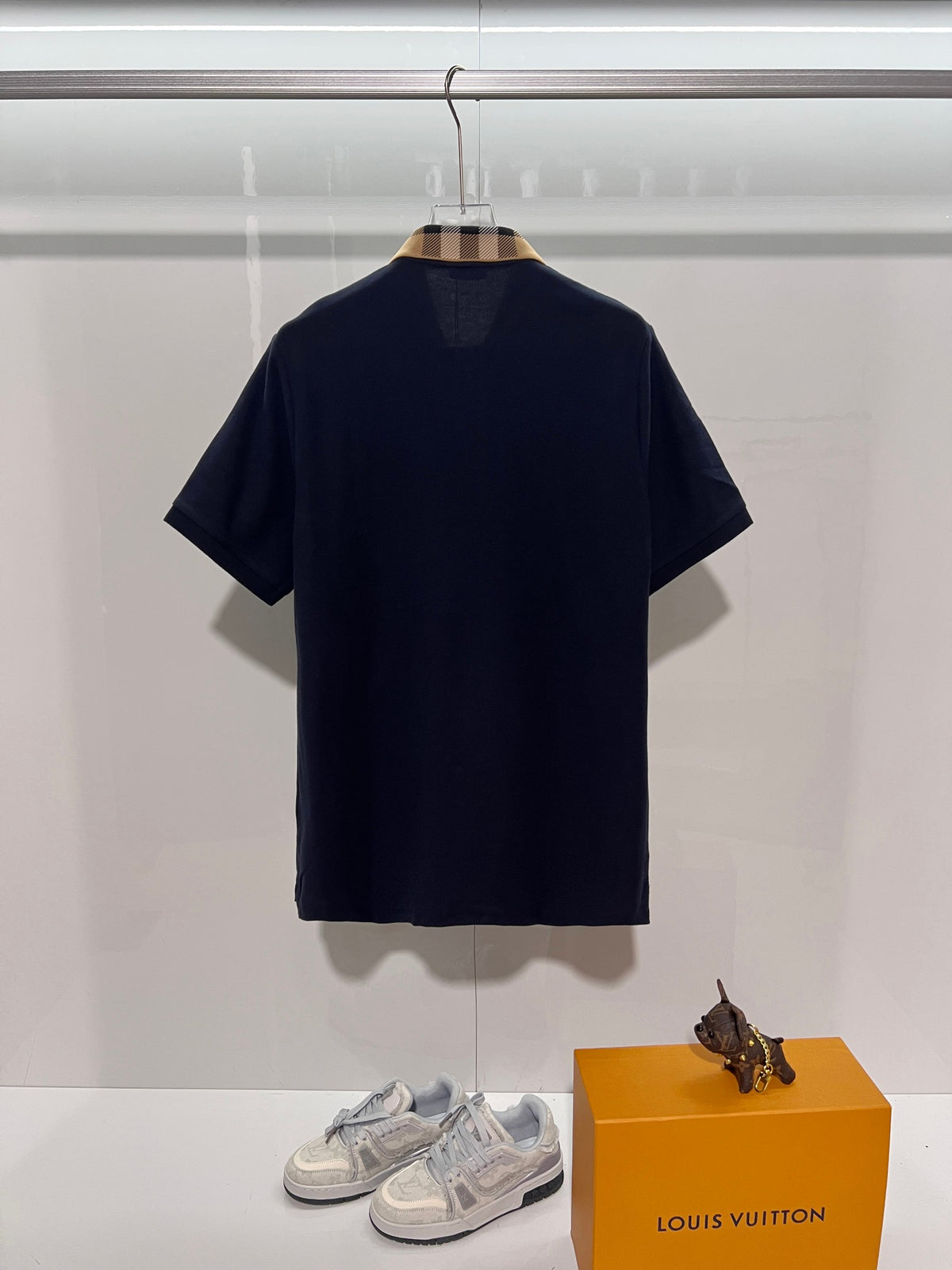 Minimally spliced contrasting plaid collar with letter polo shirt