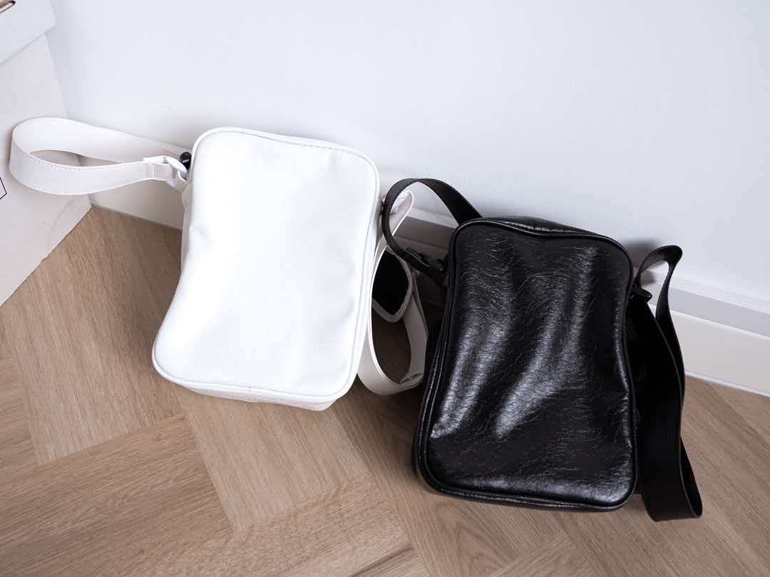 Co branded vintage three bar shoulder bag crossbody bag for both men and women