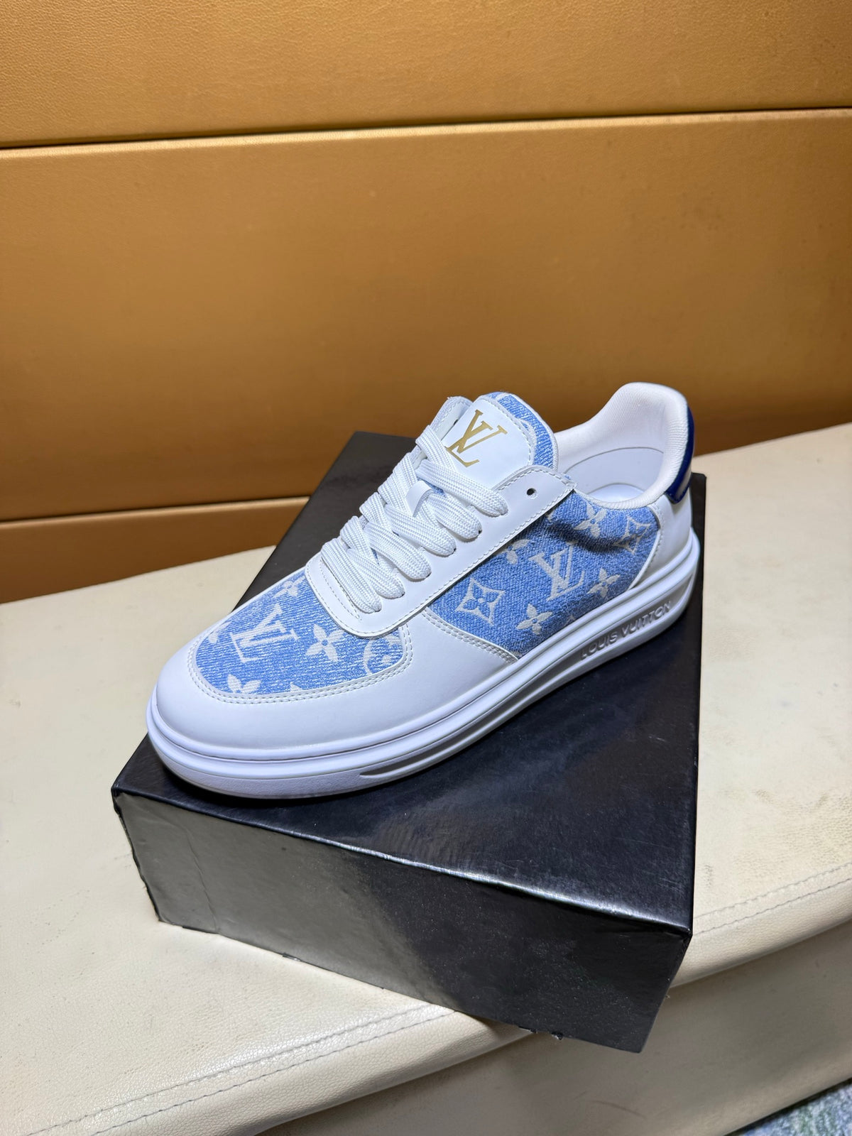 Unique modern style sports shoes