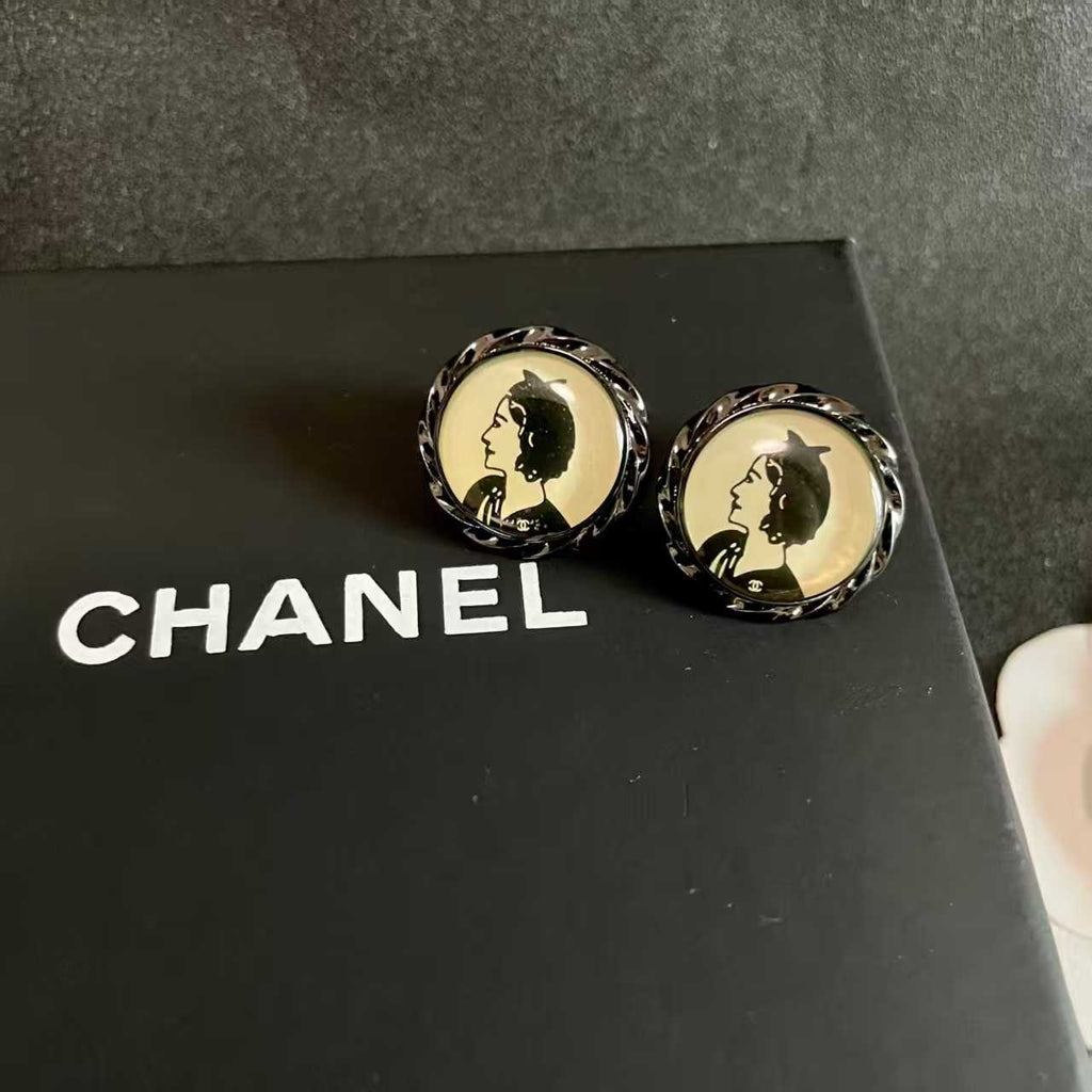 New round portrait earrings