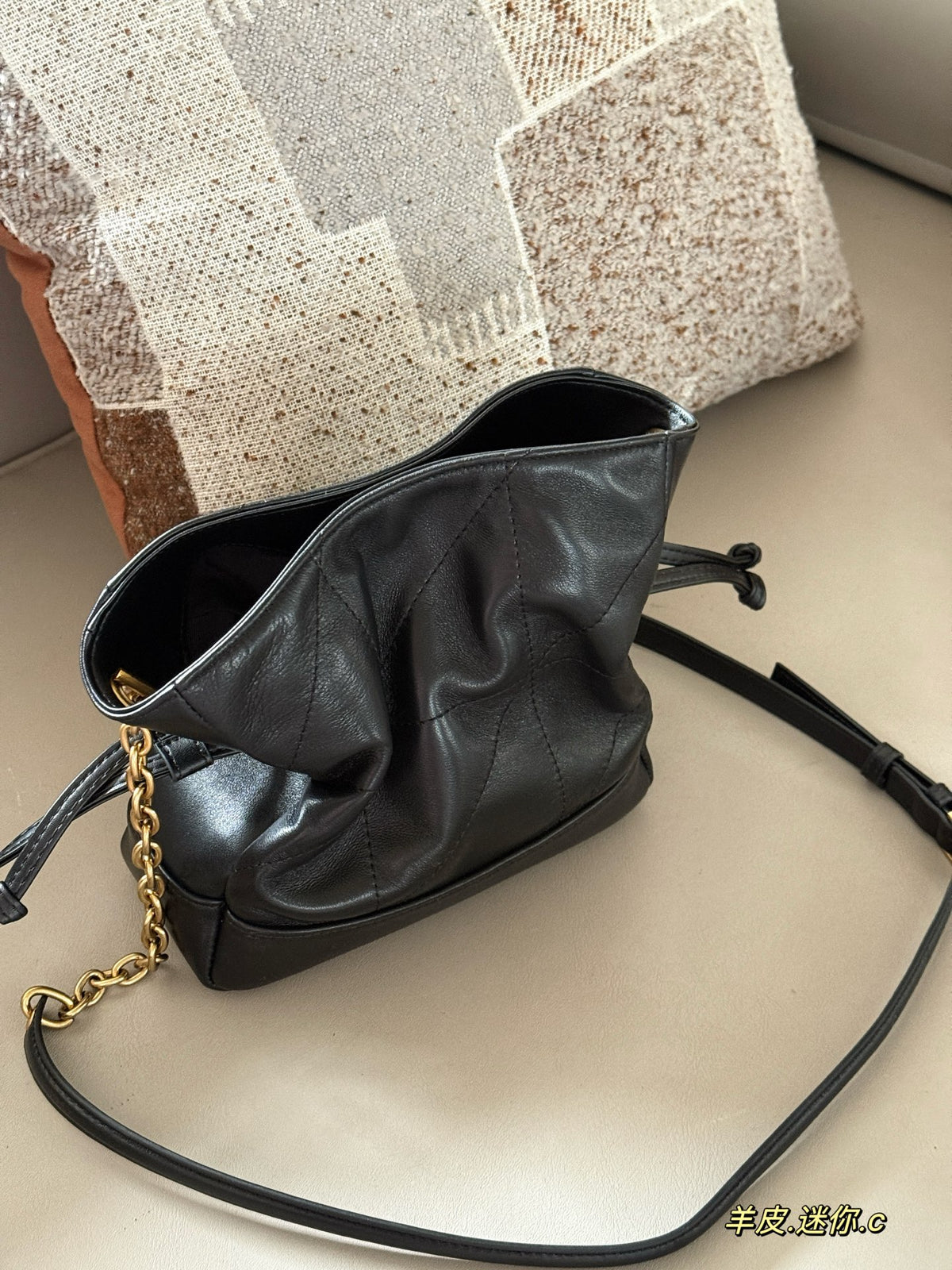 Triangular drawstring tote bag made of sheepskin