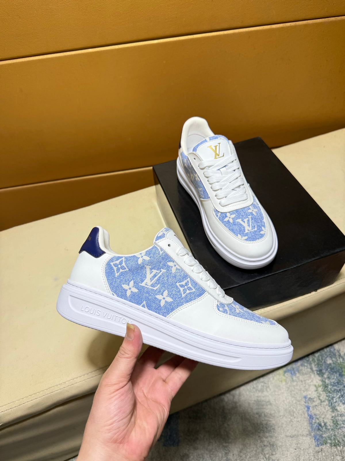 Unique modern style sports shoes