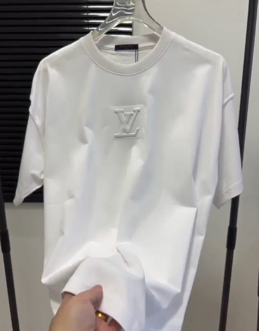 Embossed embossed short sleeved T-shirt