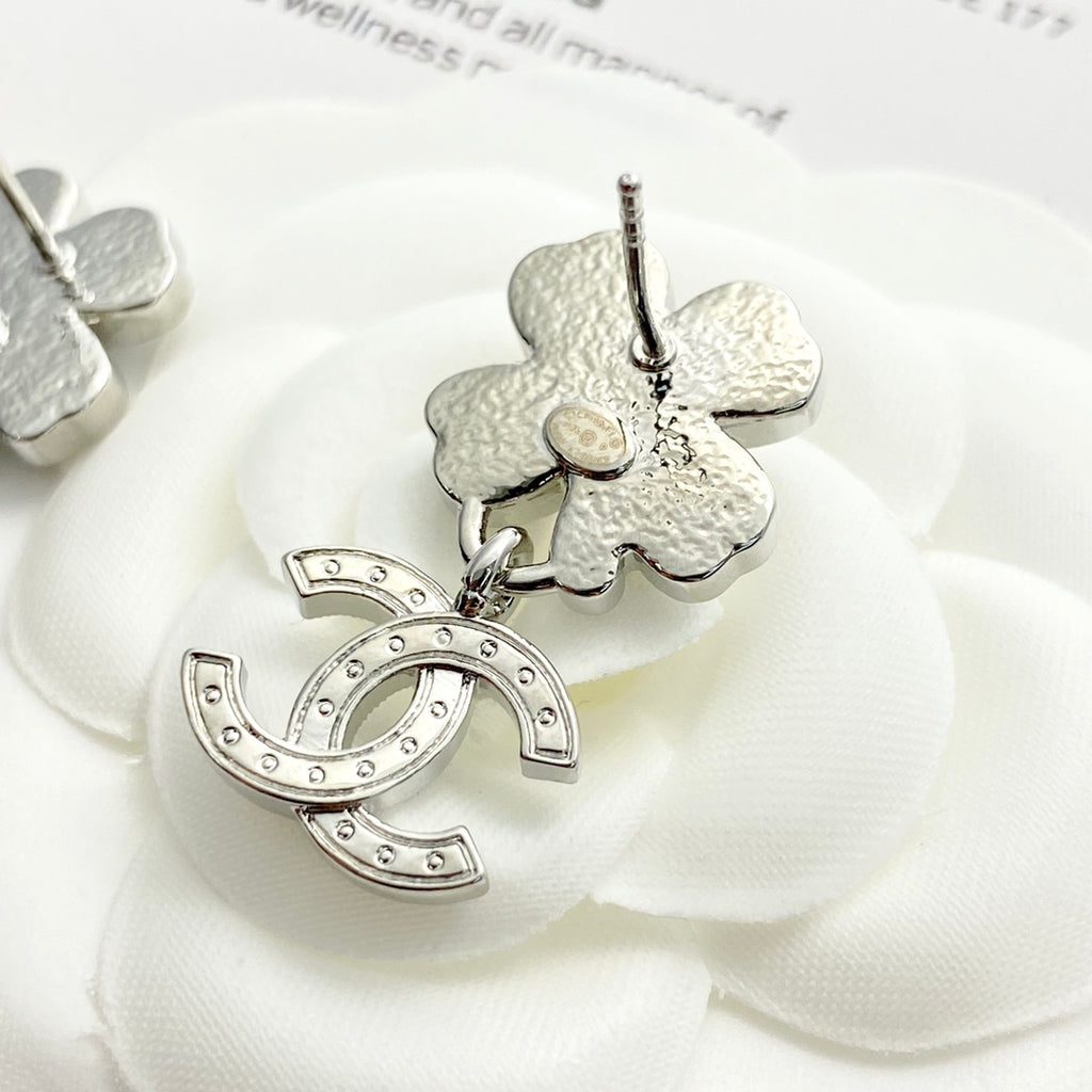 Four leaf clover pentagram ⭐ ear stud