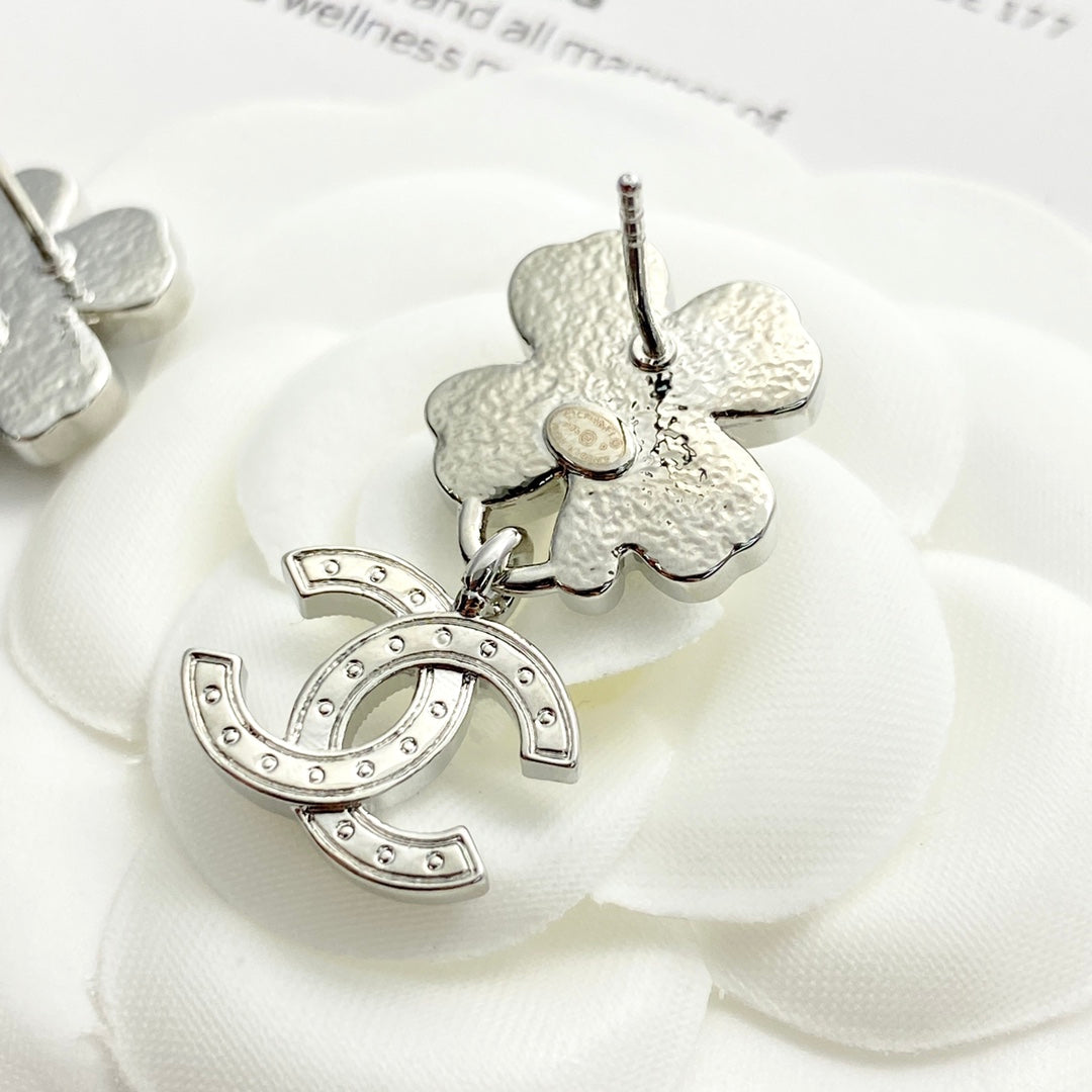 Four leaf clover pentagram ⭐ ear stud