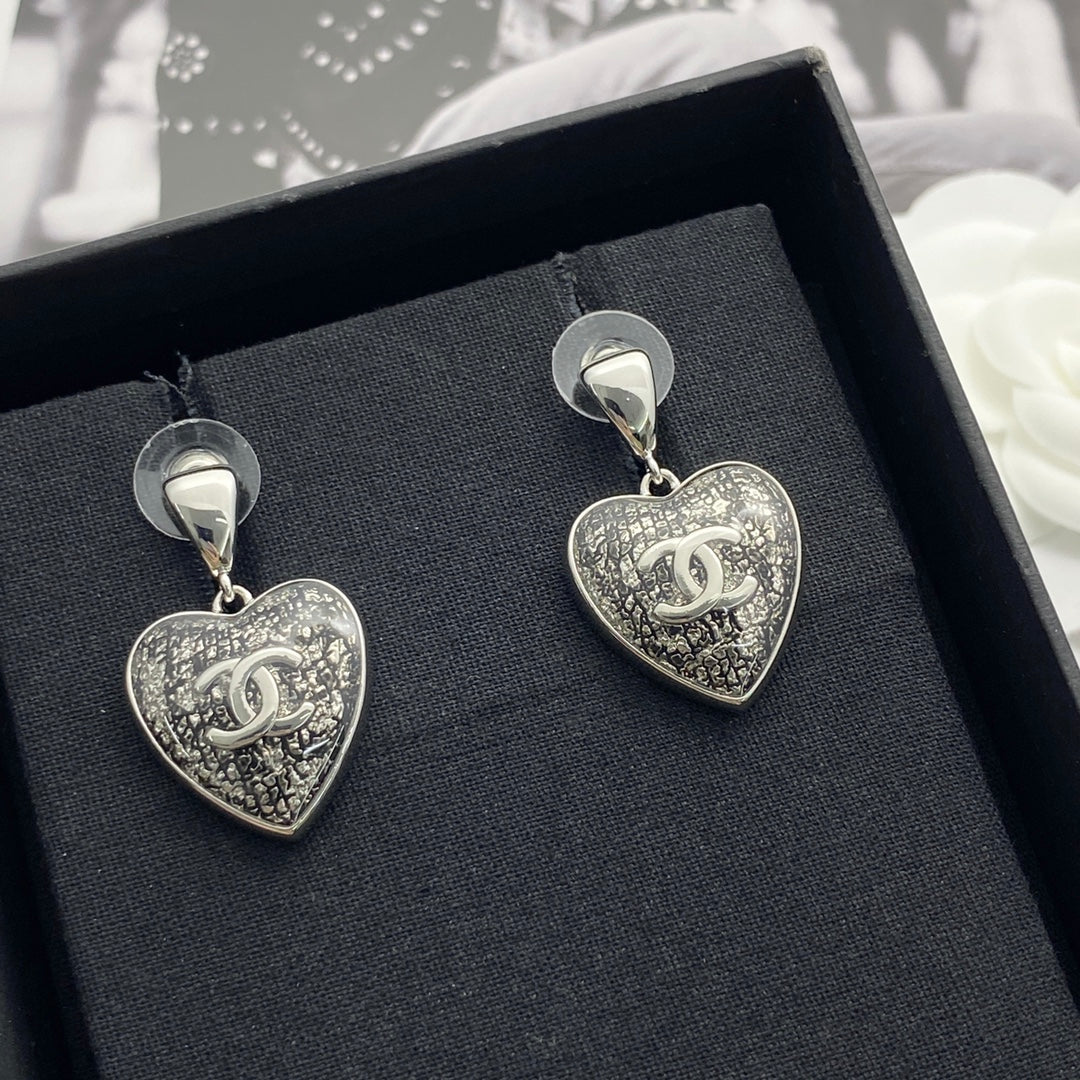 Black gold lace heart-shaped earrings