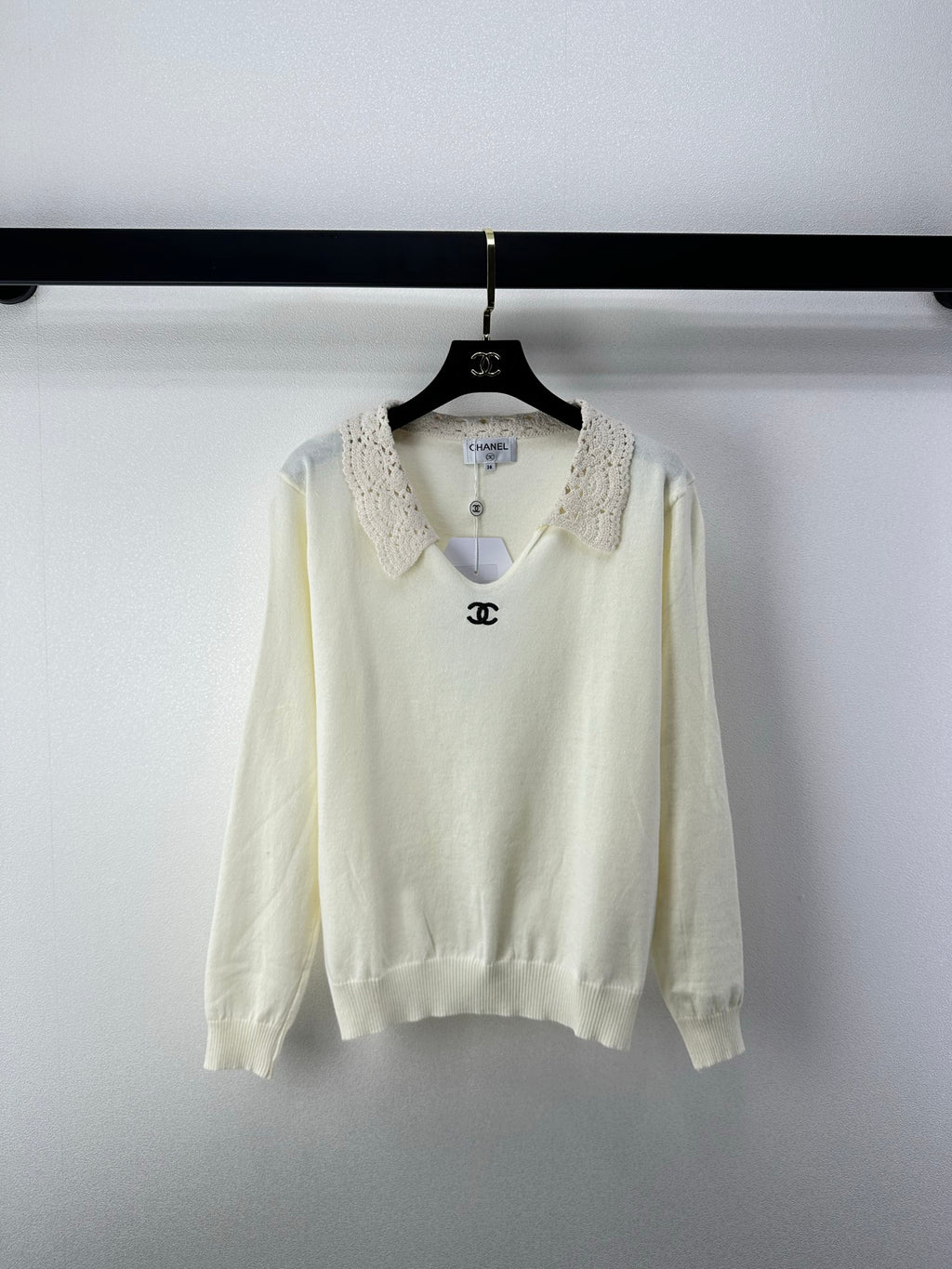 Lace neck V-neck knitted sweater