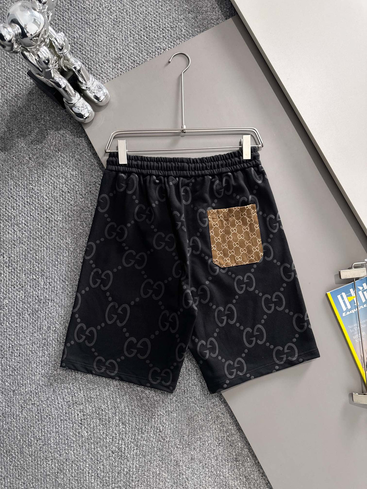 Plucked two letter logo casual shorts