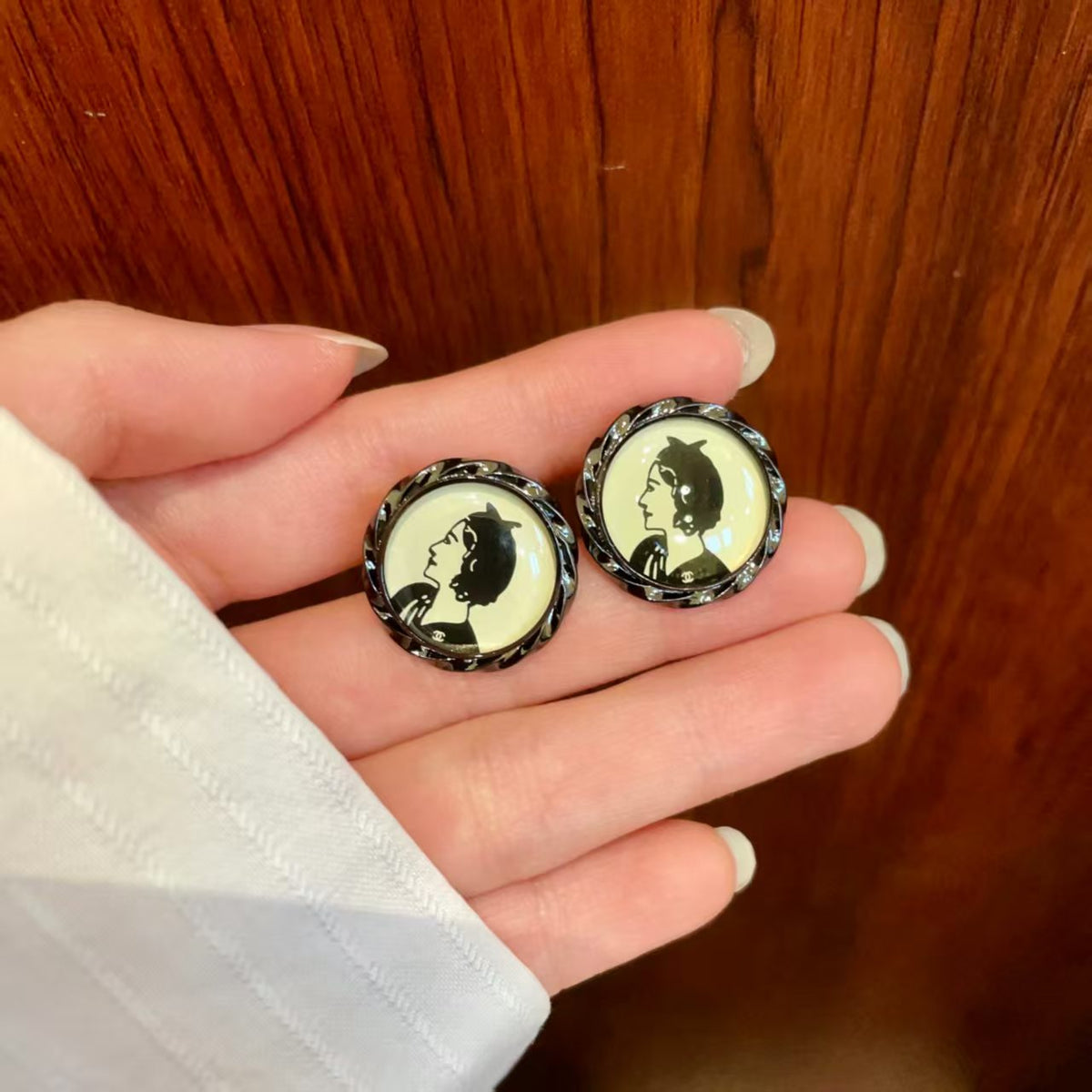 New round portrait earrings