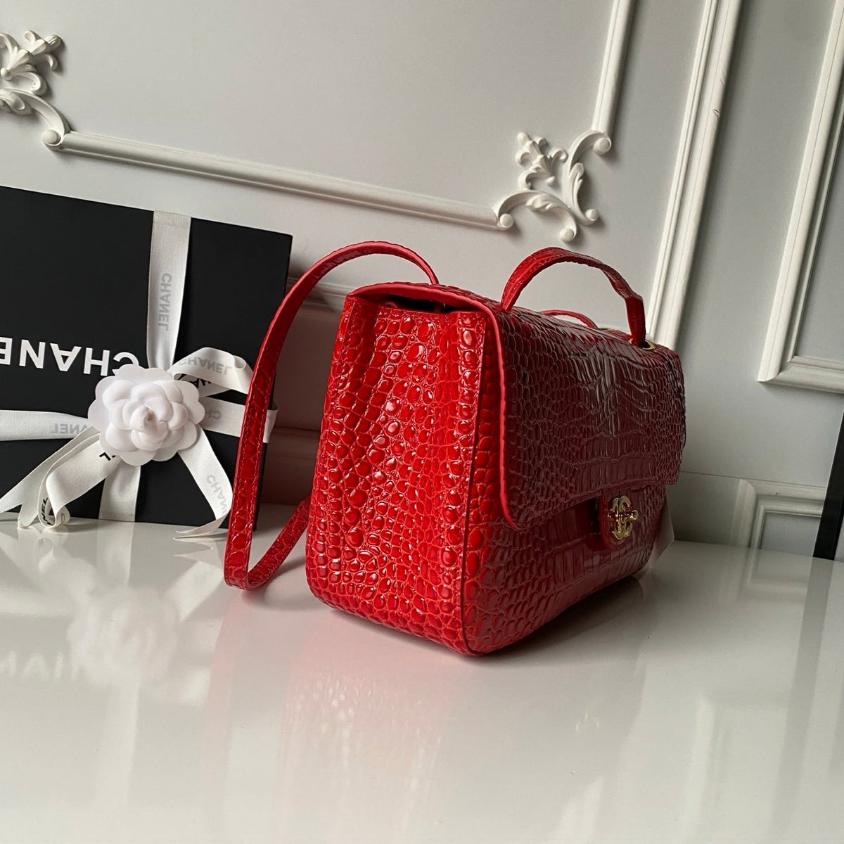 26S CC LOGO SHOULDER BAG 32 IN DARK RED CROCODILE-EMBOSSED CALFSKIN GOLD HARDWARE