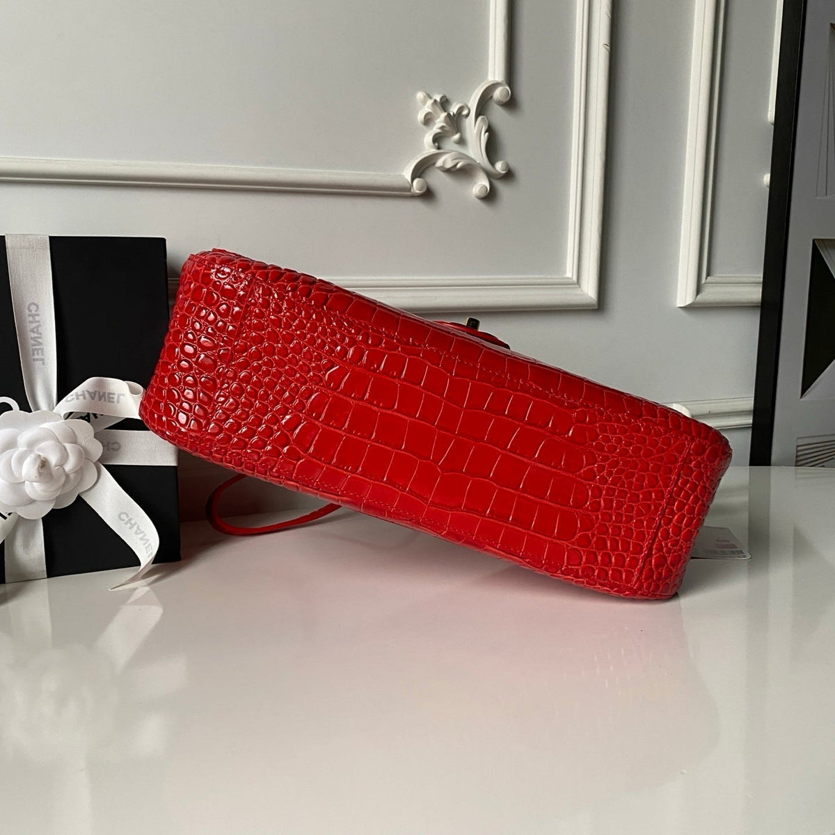 26S CC LOGO SHOULDER BAG 32 IN DARK RED CROCODILE-EMBOSSED CALFSKIN GOLD HARDWARE