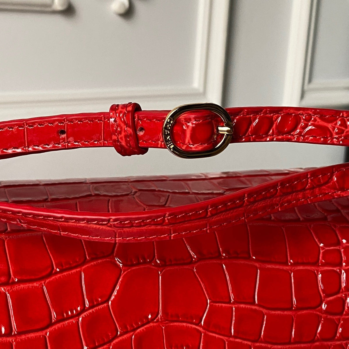 26S CC LOGO SHOULDER BAG 32 IN DARK RED CROCODILE-EMBOSSED CALFSKIN GOLD HARDWARE