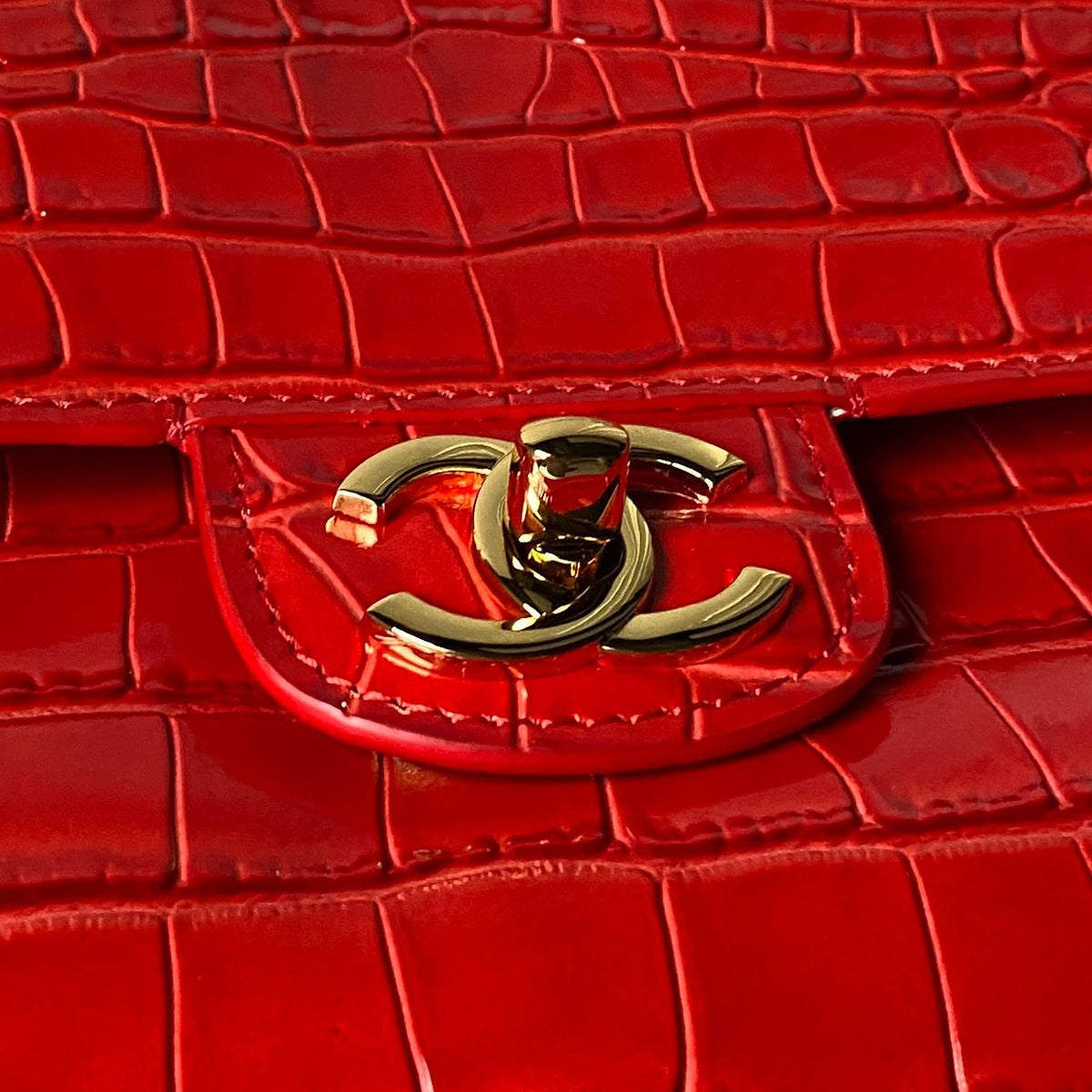 26S CC LOGO SHOULDER BAG 32 IN DARK RED CROCODILE-EMBOSSED CALFSKIN GOLD HARDWARE