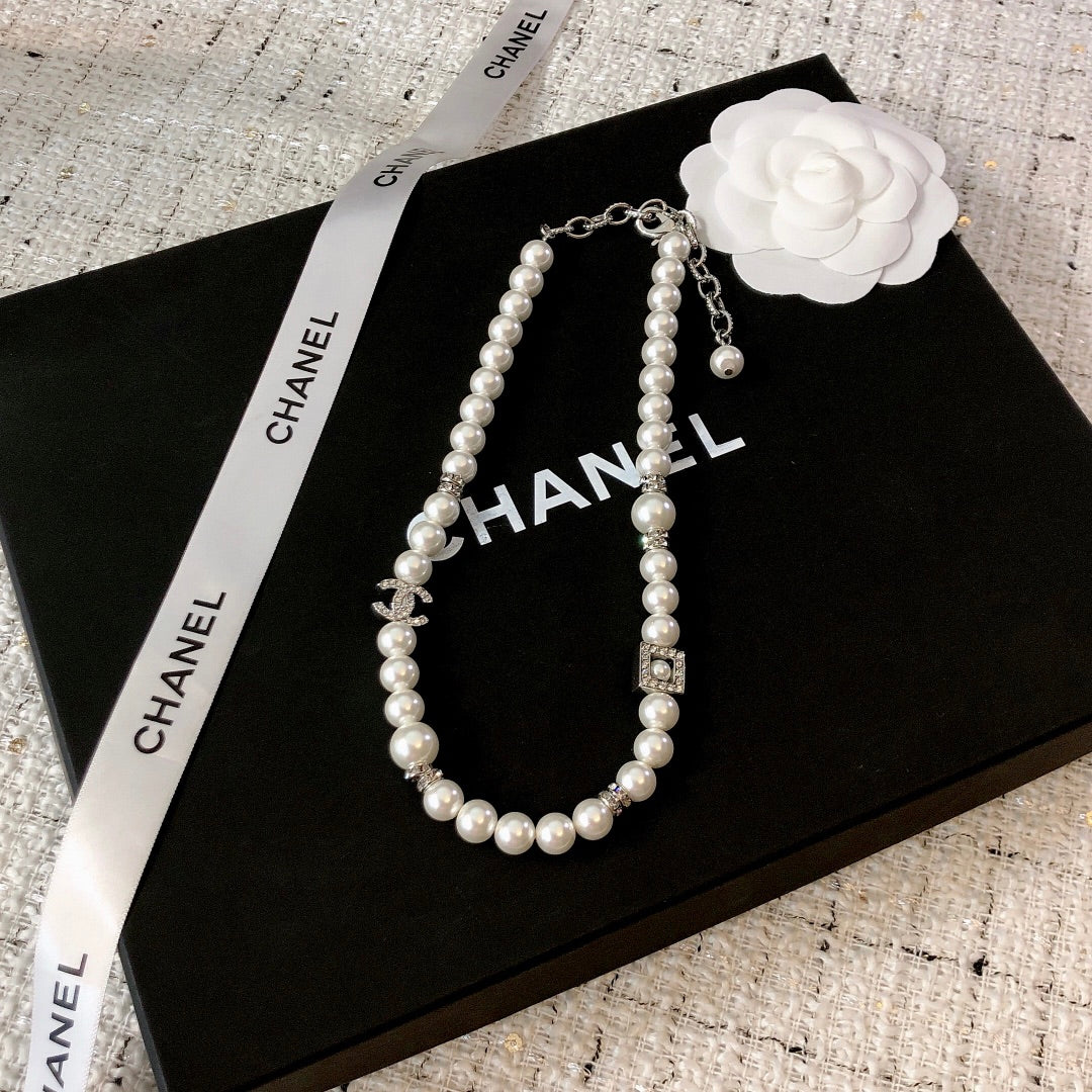26S DOUBLE C LOGO PEARL NECKLACE WITH CRYSTAL DETAIL IN SILVER METAL 631884