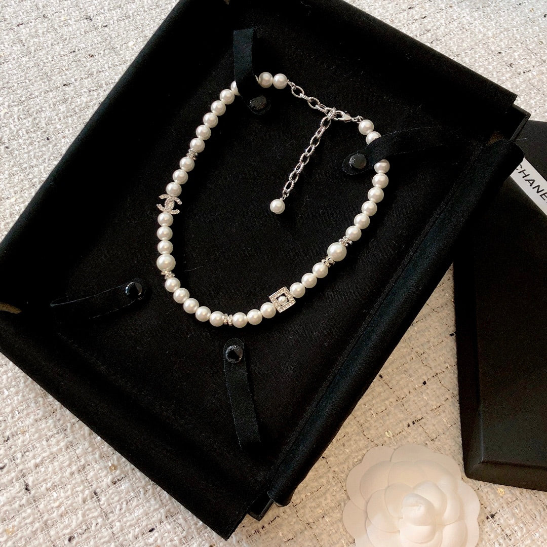 26S DOUBLE C LOGO PEARL NECKLACE WITH CRYSTAL DETAIL IN SILVER METAL 631884
