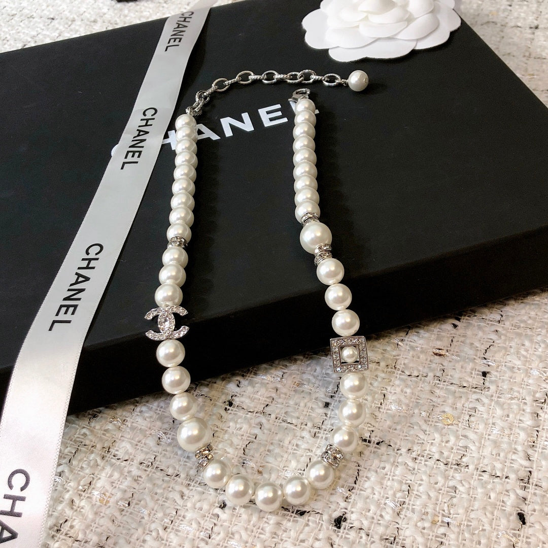 26S DOUBLE C LOGO PEARL NECKLACE WITH CRYSTAL DETAIL IN SILVER METAL 631884
