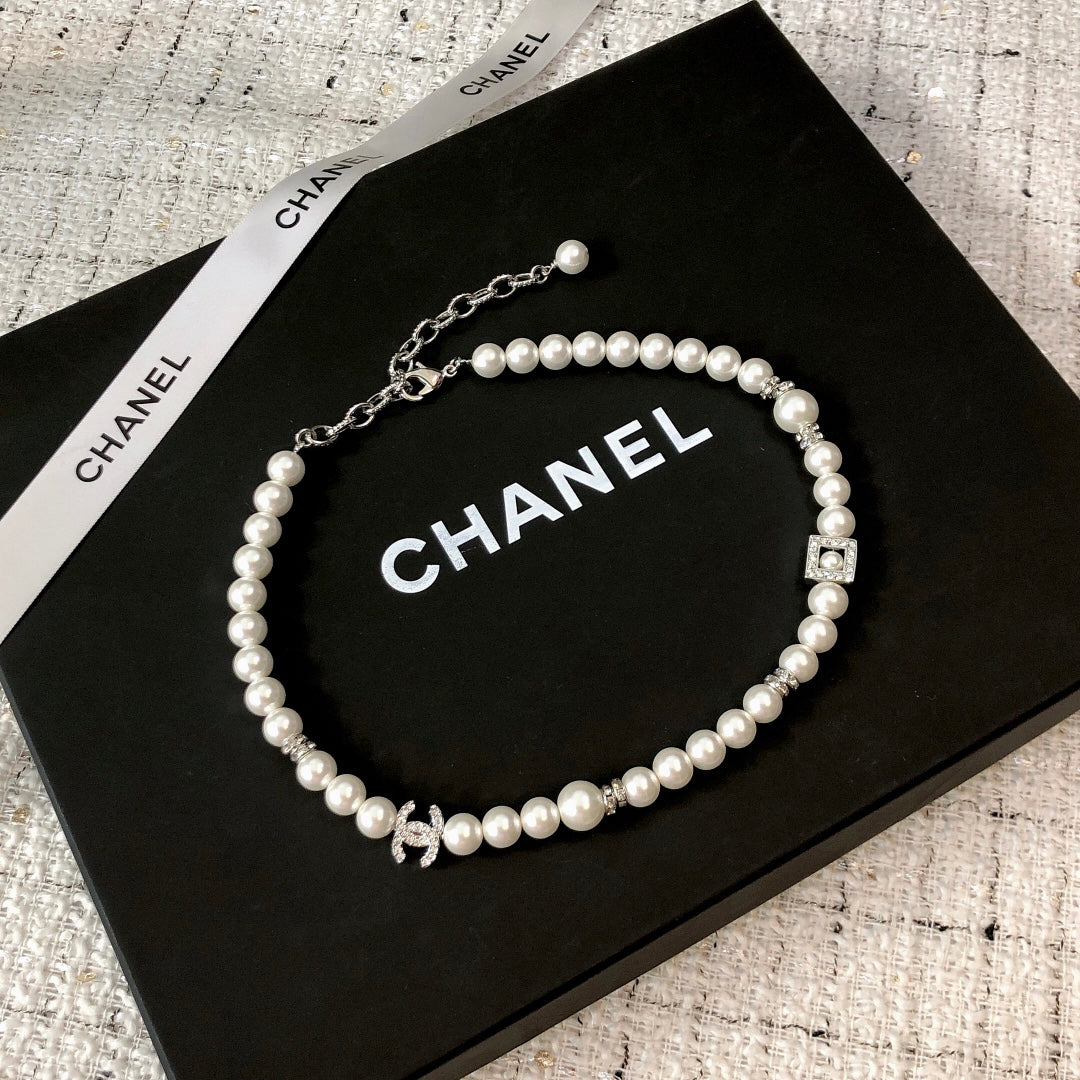 26S DOUBLE C LOGO PEARL NECKLACE WITH CRYSTAL DETAIL IN SILVER METAL 631884