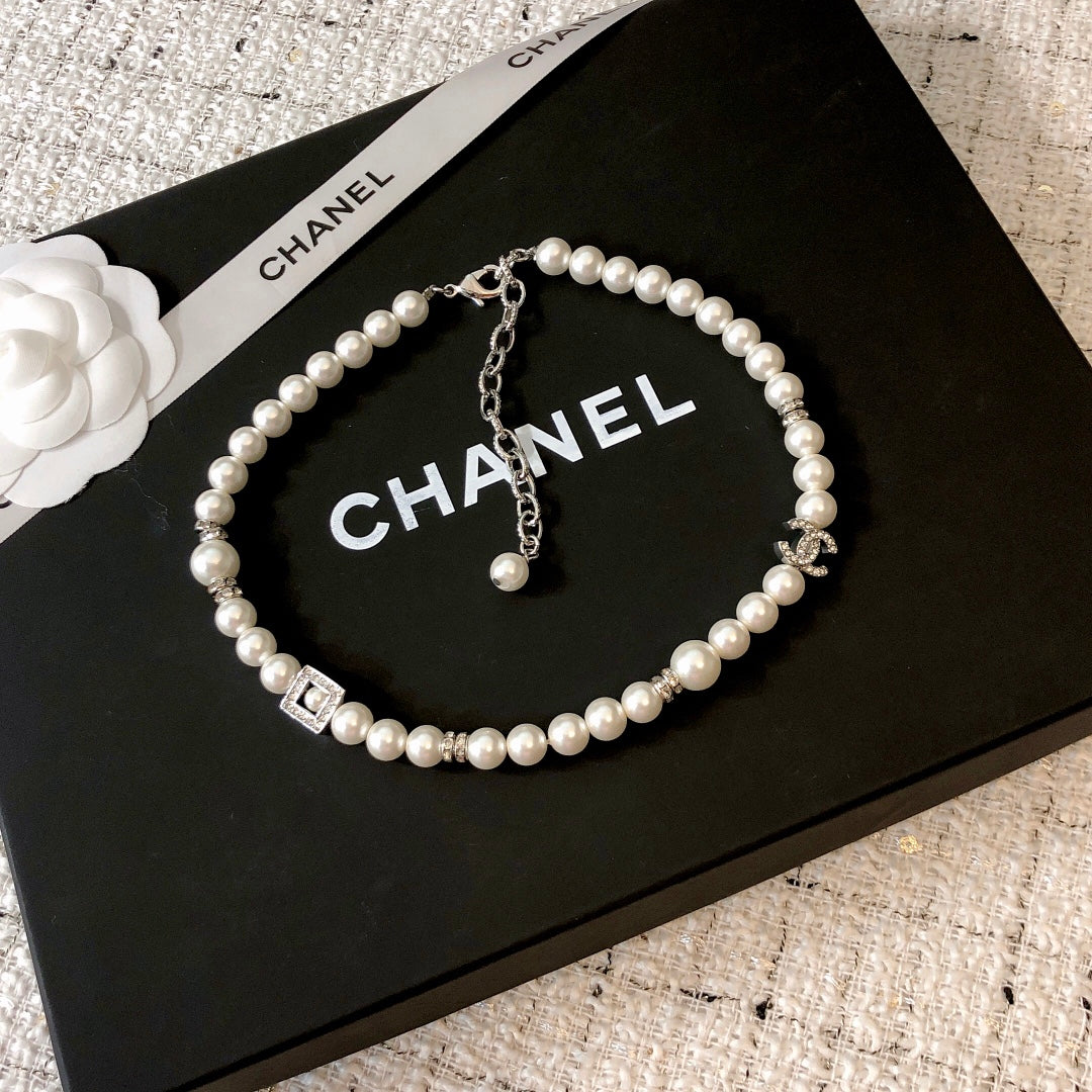 26S DOUBLE C LOGO PEARL NECKLACE WITH CRYSTAL DETAIL IN SILVER METAL 631884