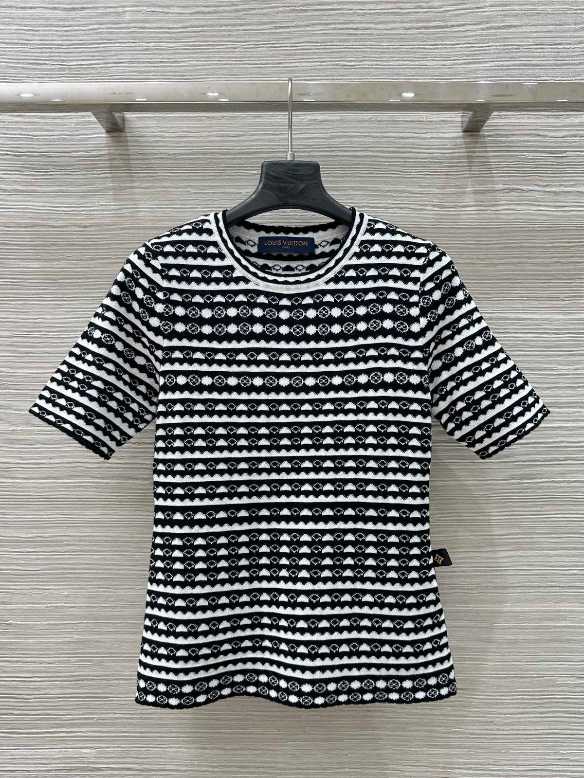 25 Geometric Wave Pattern Round Neck Knitted T- Shirt Black Wool