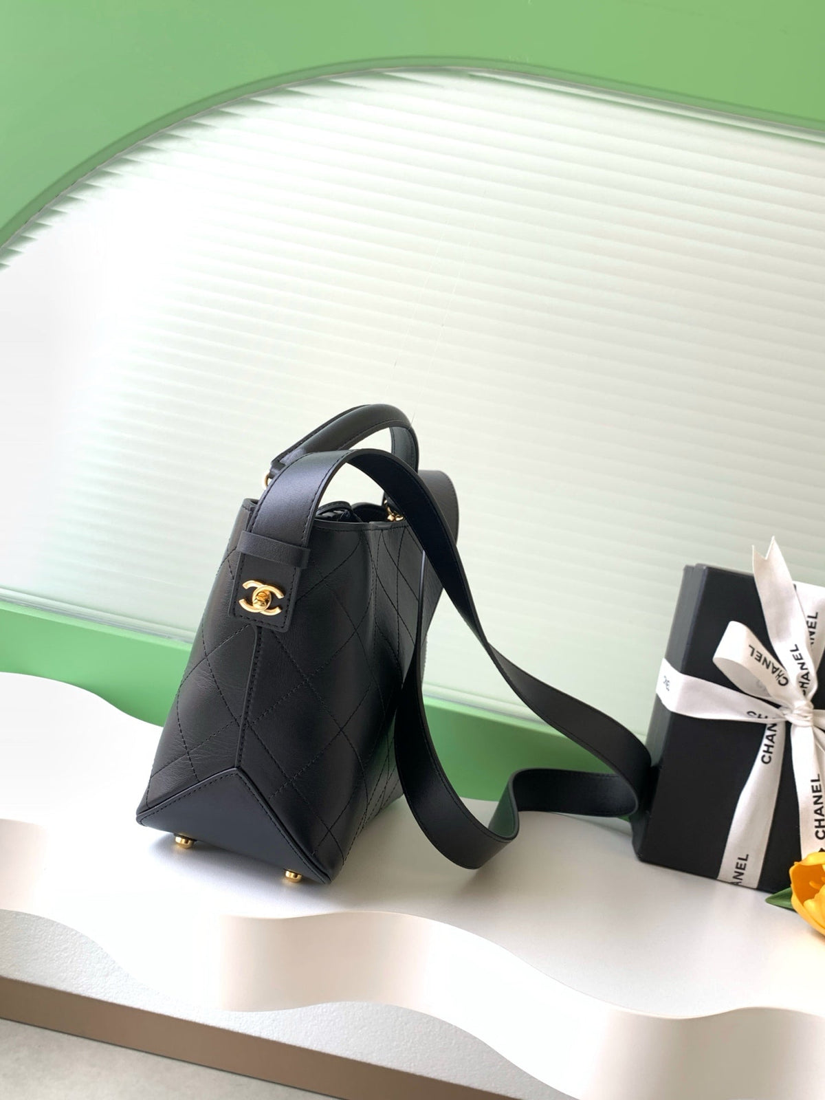 26S BUCKET SHOULDER BAG 26 IN BLACK CALFSKIN GOLD HARDWARE