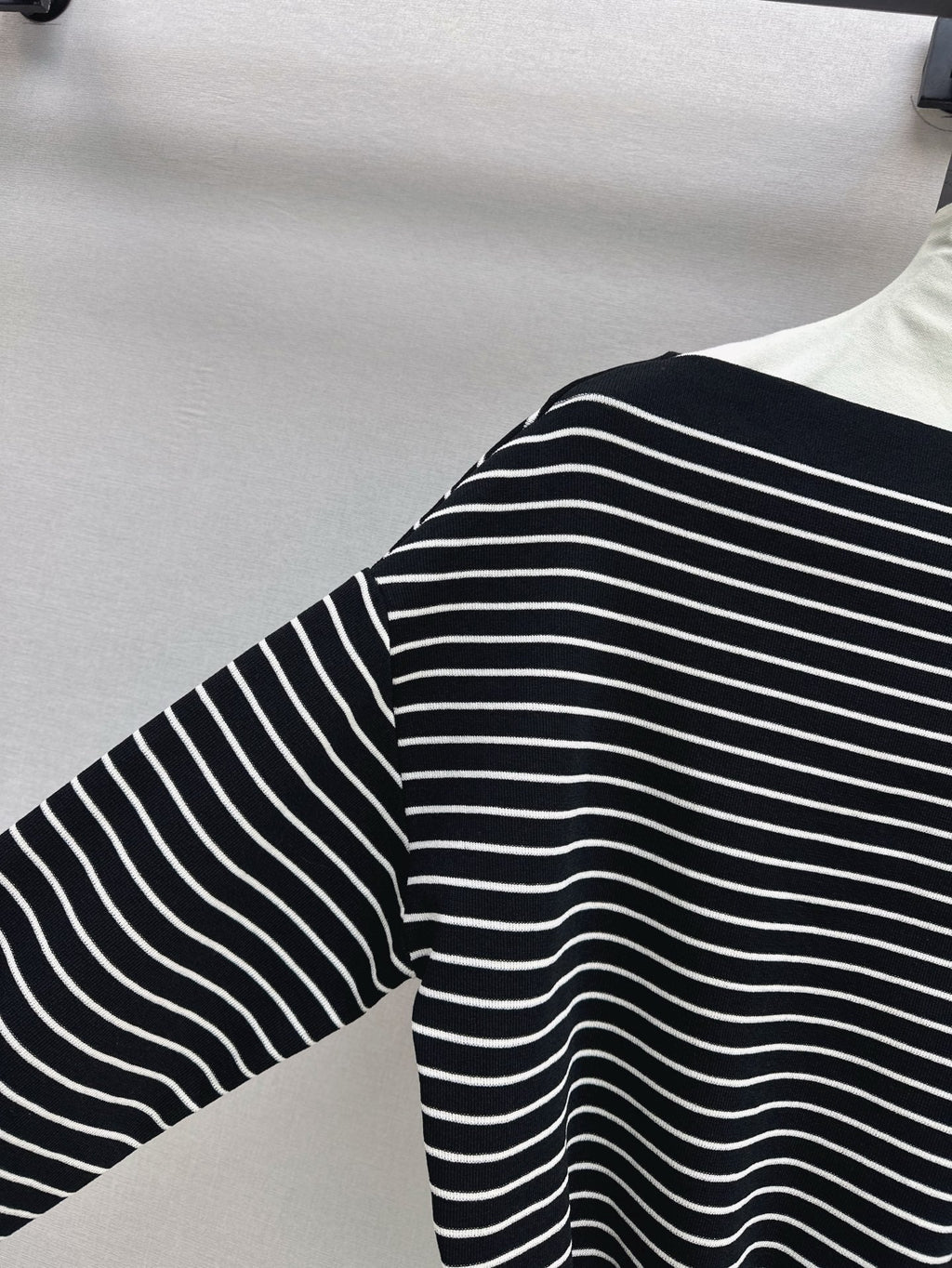 25SS Off-shoulder knitted shirt
