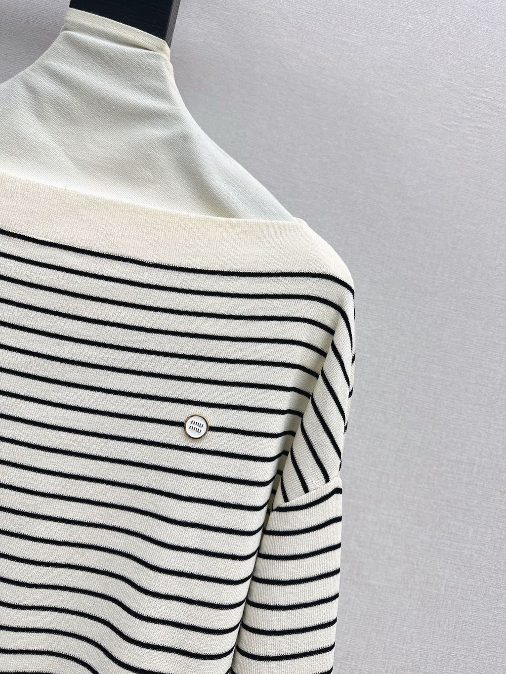 25SS Off-shoulder knitted shirt