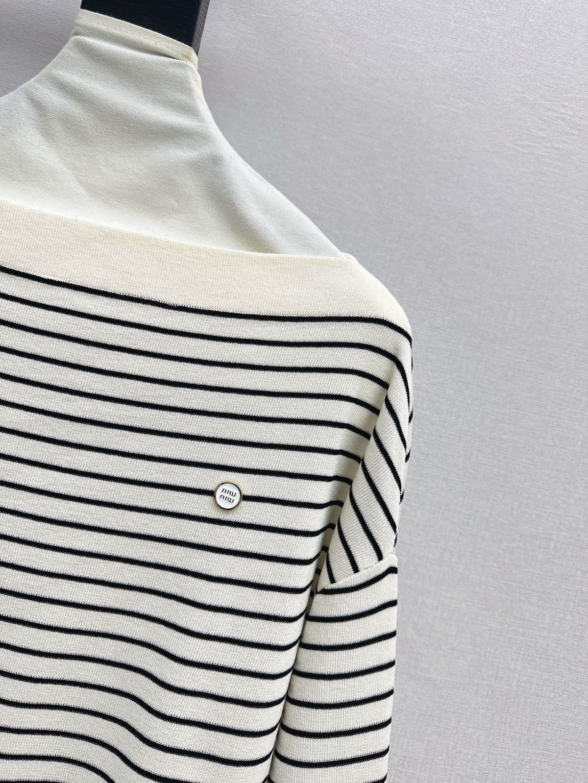 25SS Off-shoulder knitted shirt