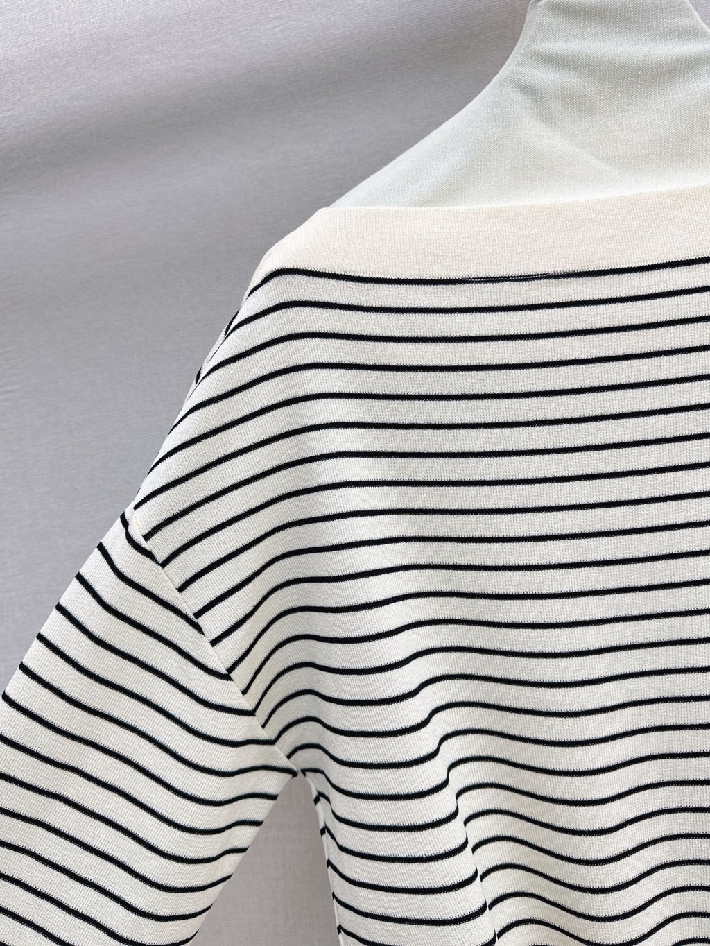 25SS Off-shoulder knitted shirt