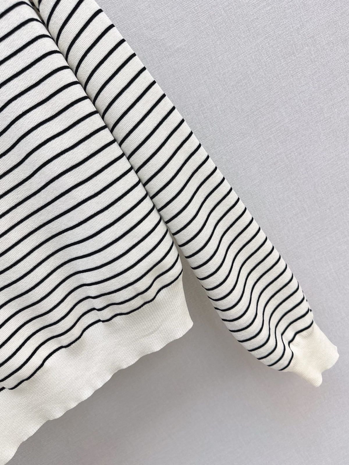 25SS Off-shoulder knitted shirt