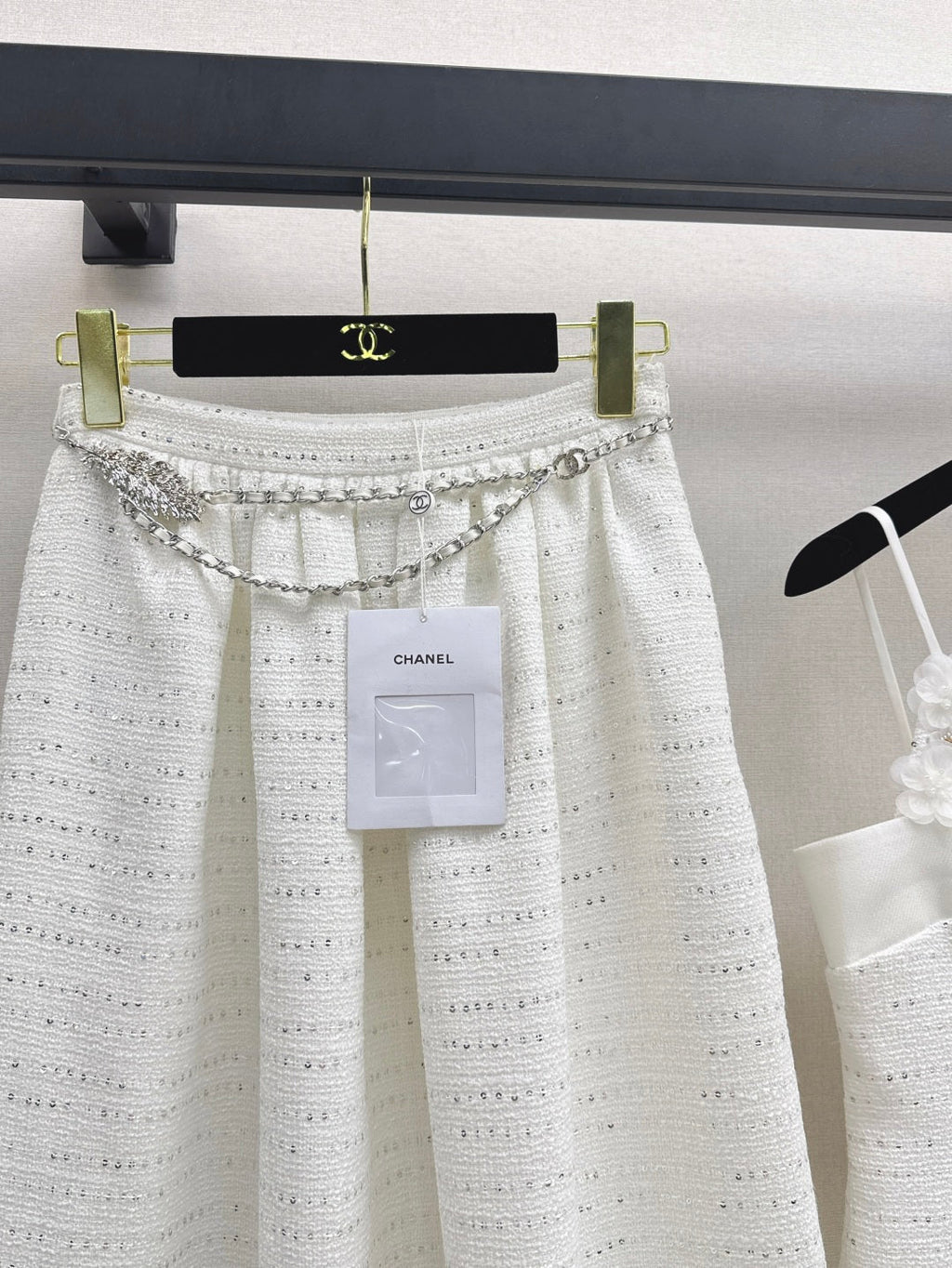 C 25 High-waisted pleated skirt with waist chain