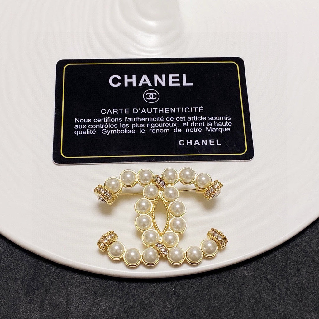 25fw Pearl logo brooch