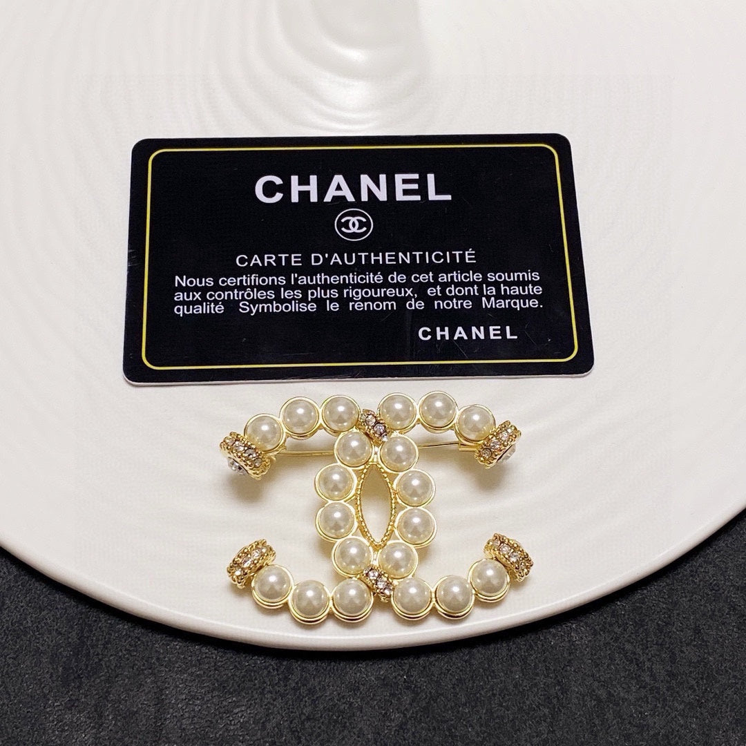 25fw Pearl logo brooch