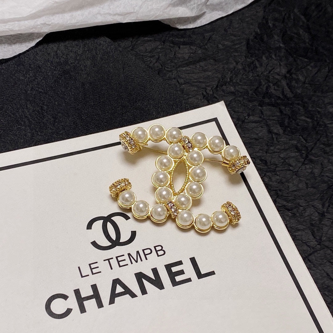 25fw Pearl logo brooch