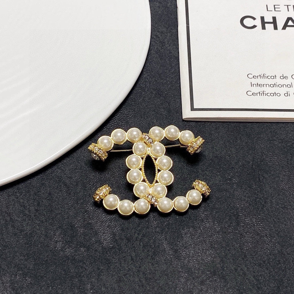 25fw Pearl logo brooch