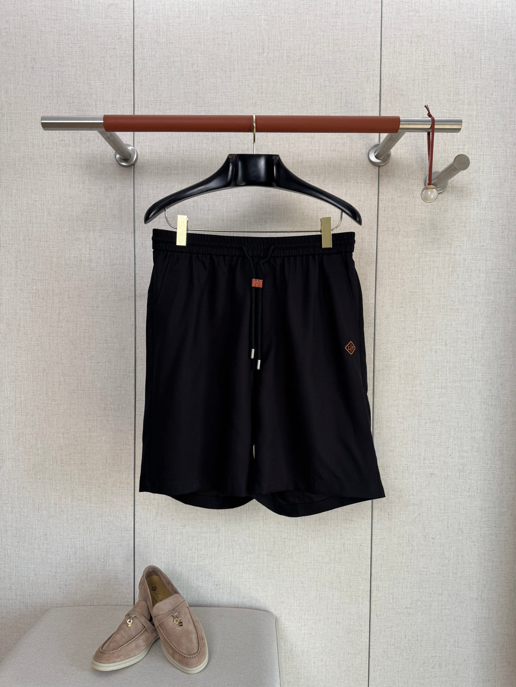 Loro 25fw embroidered short
