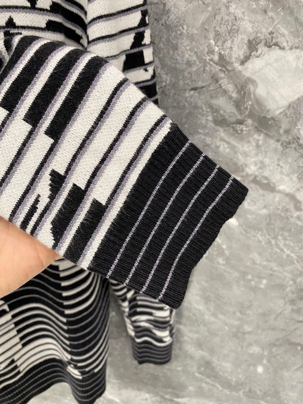 26 Autumn/Winter New Checkered Woolen Sweater