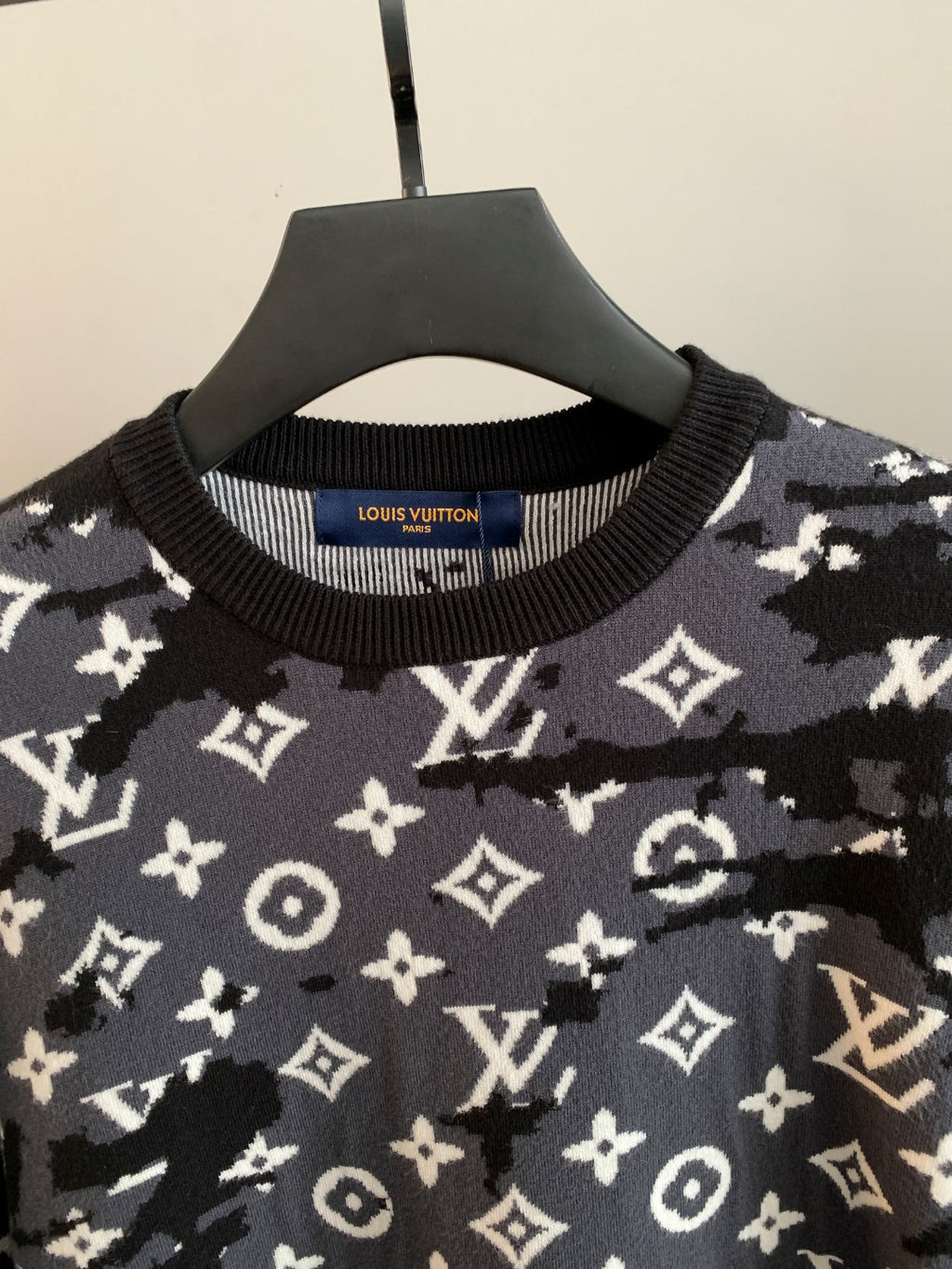 26 gradient mohair jacquard letter Y-neck cardigan