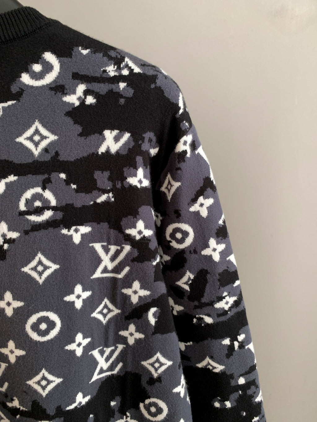 26 gradient mohair jacquard letter Y-neck cardigan