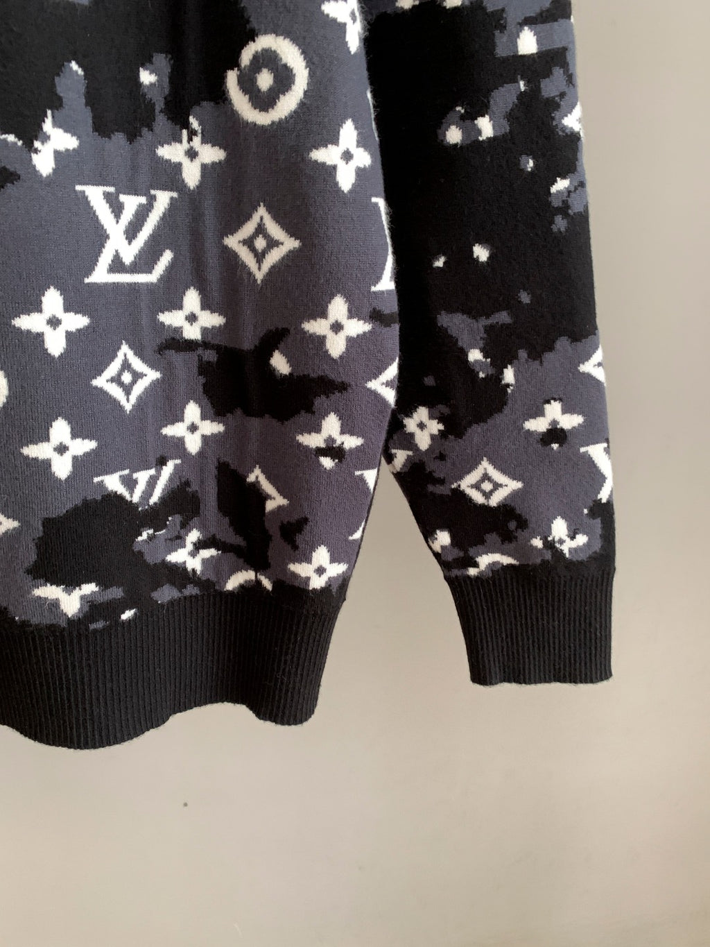 26 gradient mohair jacquard letter Y-neck cardigan