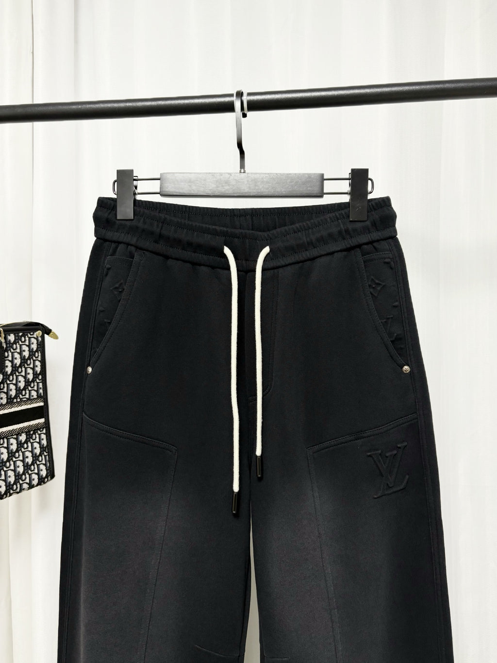 26 Embossed sweatpants ✨
