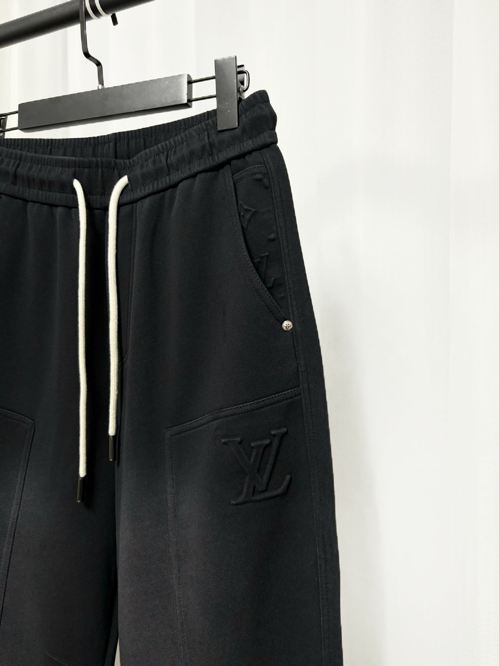 26 Embossed sweatpants ✨
