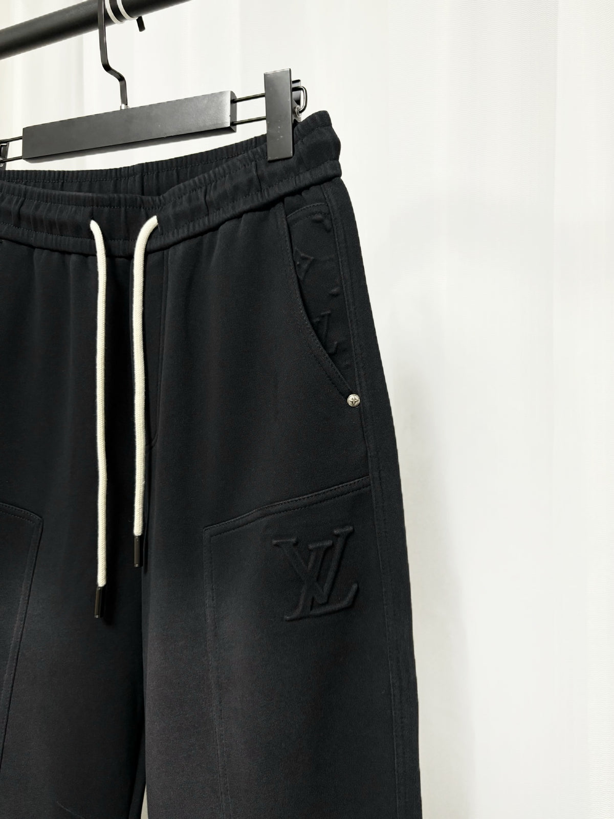 26 Embossed sweatpants ✨